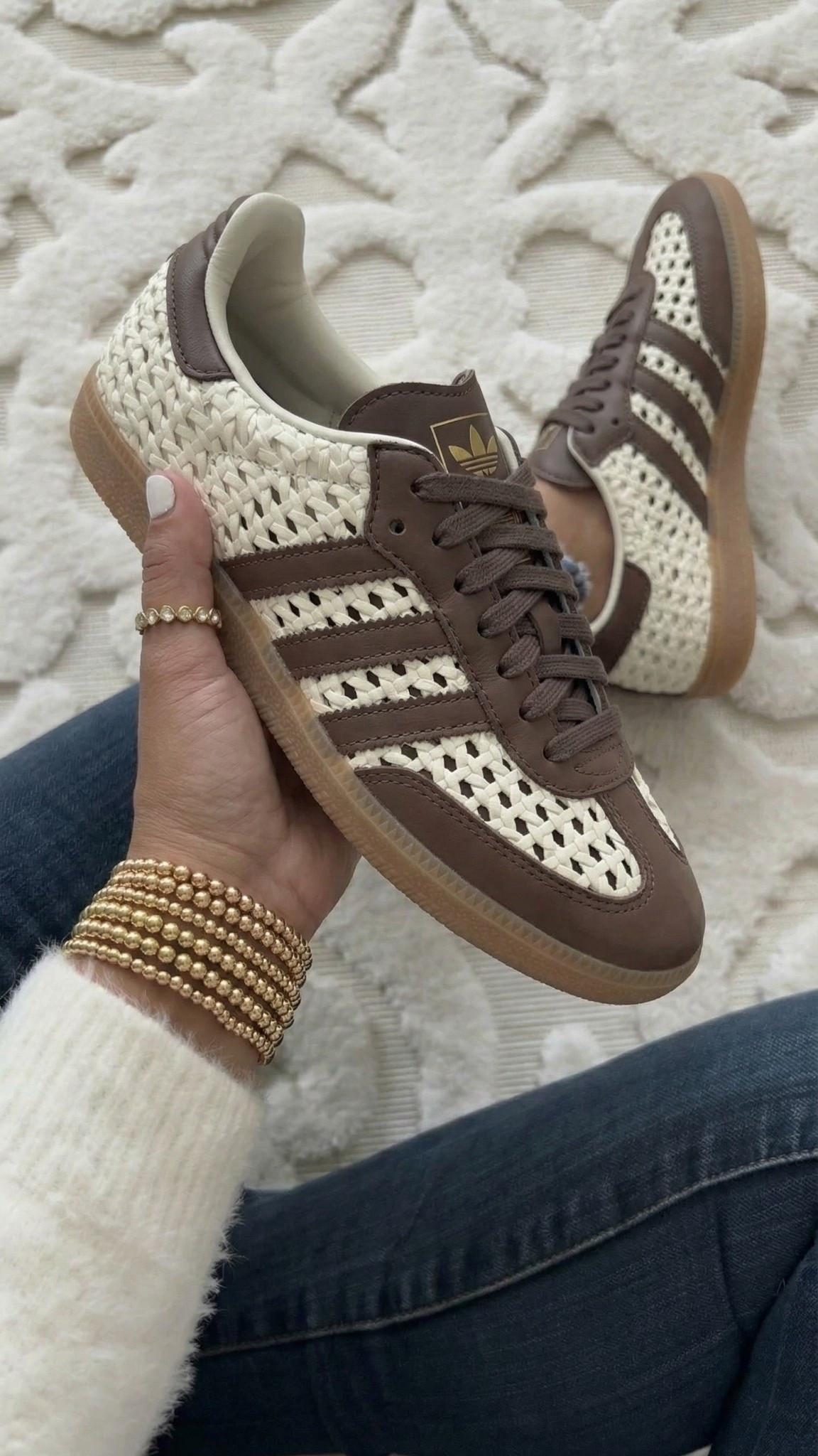 Samba og sneakers run a half size big. Cream white / earth strata / gold metallic 