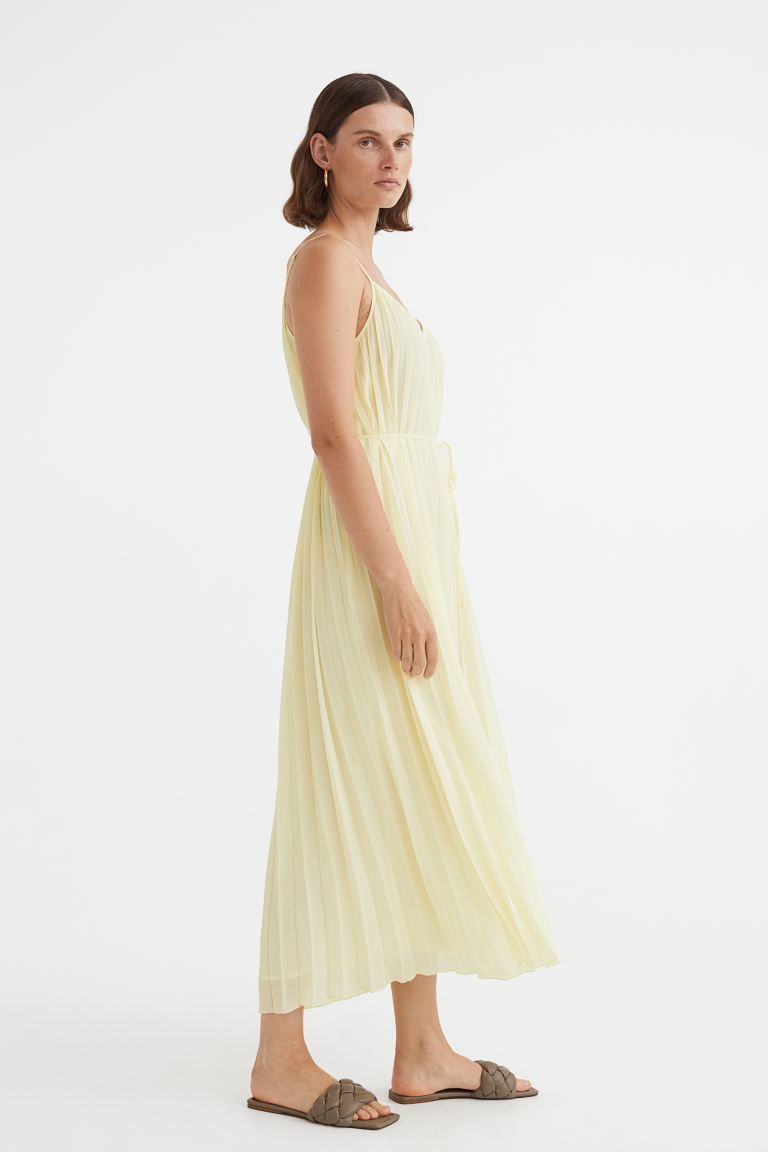 New ArrivalAnkle-length dress in airy, pleated chiffon. Relaxed fit with a V-neck front and back,... | H&M (UK, MY, IN, SG, PH, TW, HK)