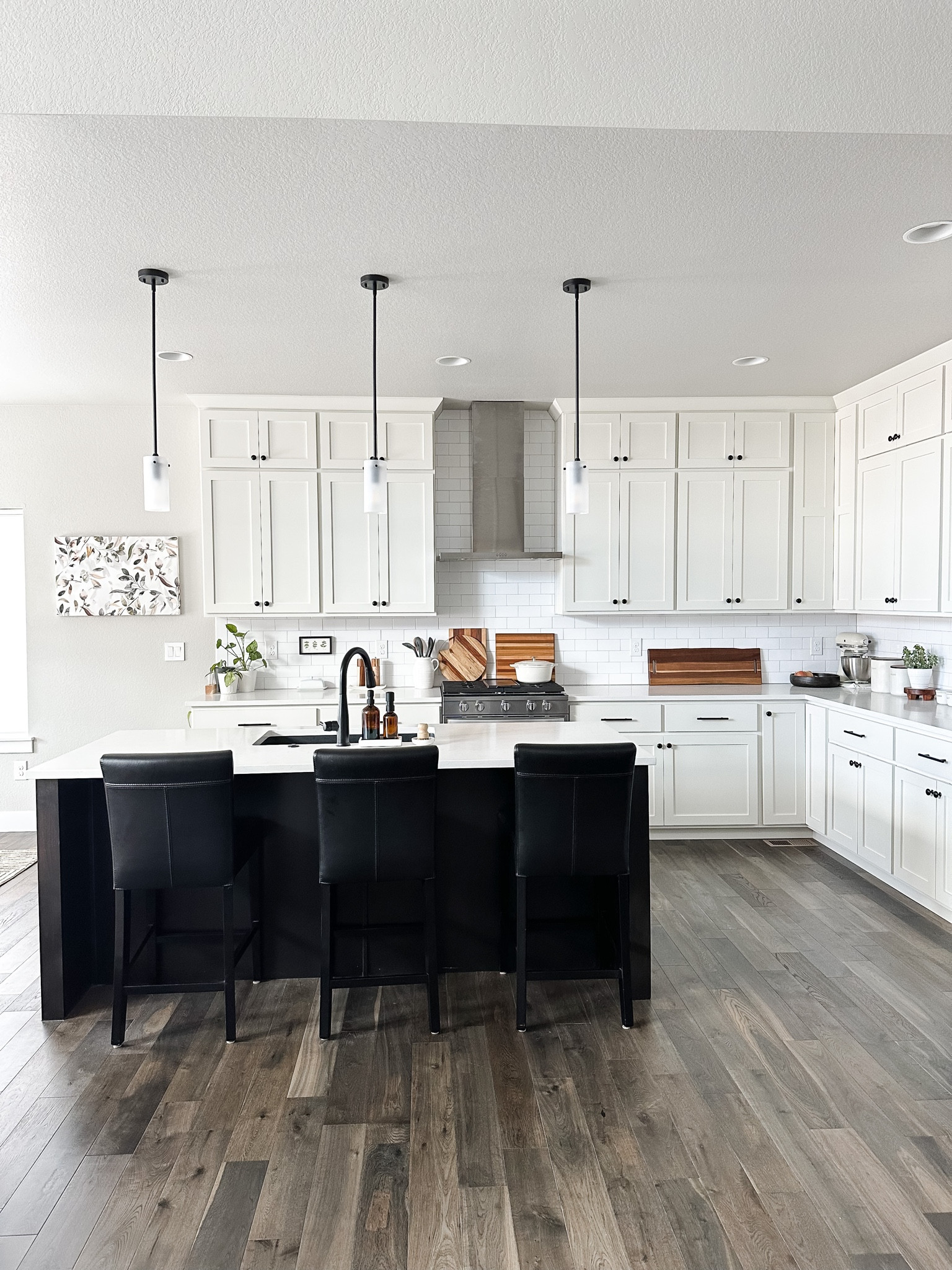 Linking my kitchen sources!

Home decor, kitchen, kitchen decor, bar stool, pendant light, serving board, kitchen storage, kitchen organization, wall art

#LTKhome #LTKstyletip #LTKFind