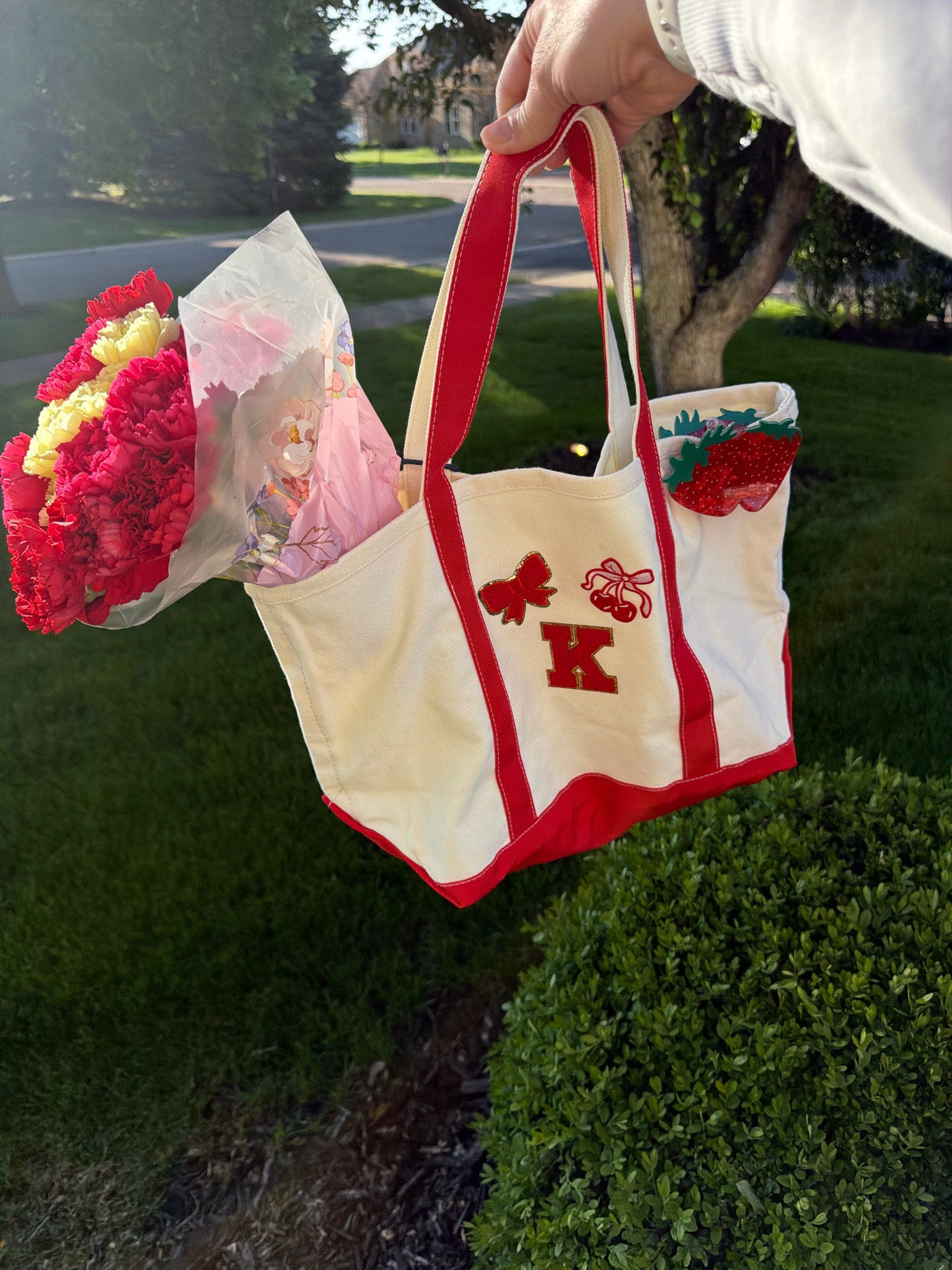 ✨ last-minute teacher appreciation gift, but make it cute! I grabbed this affordable canvas tote and gave it a glow-up with the cutest patches ✨ then filled it with flowers, a gift card, candy, and a few fun surprises!!

Such an easy way to make a thoughtful gift without the stress 💛

#TeacherAppreciation #TeacherGifts #GiftIdeas #AffordableFinds #DIYGift

#LTKmomlife