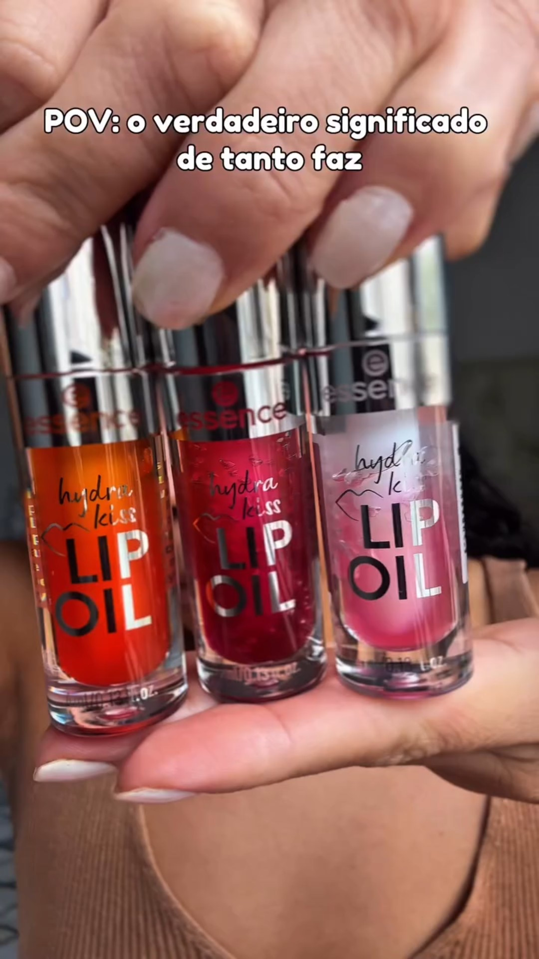 Hoje o tanto faz tem nome e sobrenome: Hydra Kiss Lip Oil da essence 💋

Testei as 3 cores — Honey Honey, Kiss From a Rose e Pink Champagne — e cheguei à conclusão de que não tem como escolher só um.

Brilho? Tem. Hidratação? Muita. Pegajosidade? Zero!
É o tipo de gloss que você passa sem espelho… e com atitude!

Qual desses seria seu “tanto faz” favorito, amore? 🤔

#beleza #make #maquiagem #intimasdaline #gloss #essence #lipoil #moda #hairstyle #hair