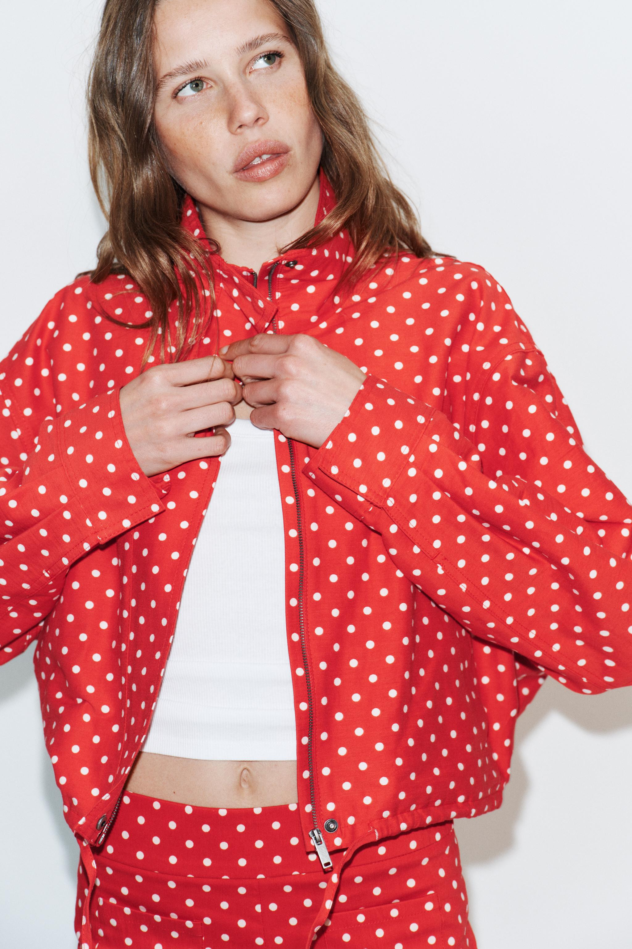 Jacket with a high collar. Long sleeves with pleated cuffs. Front pockets. Adjustable hem with dr... | Zara UK