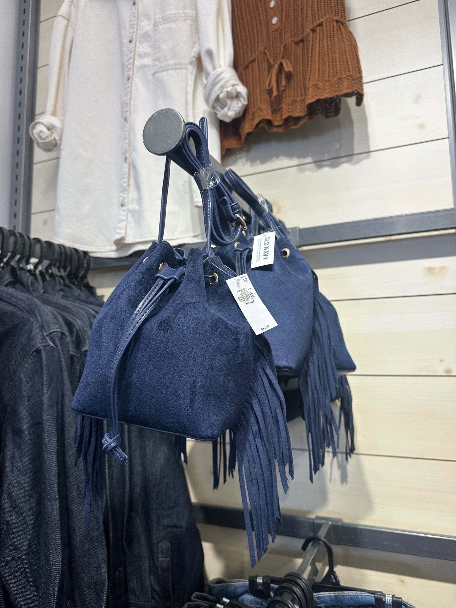 Old navy Drawstring Fringe Bucket Bag

#LTKootd #LTKSeasonal #LTKdayinmylife