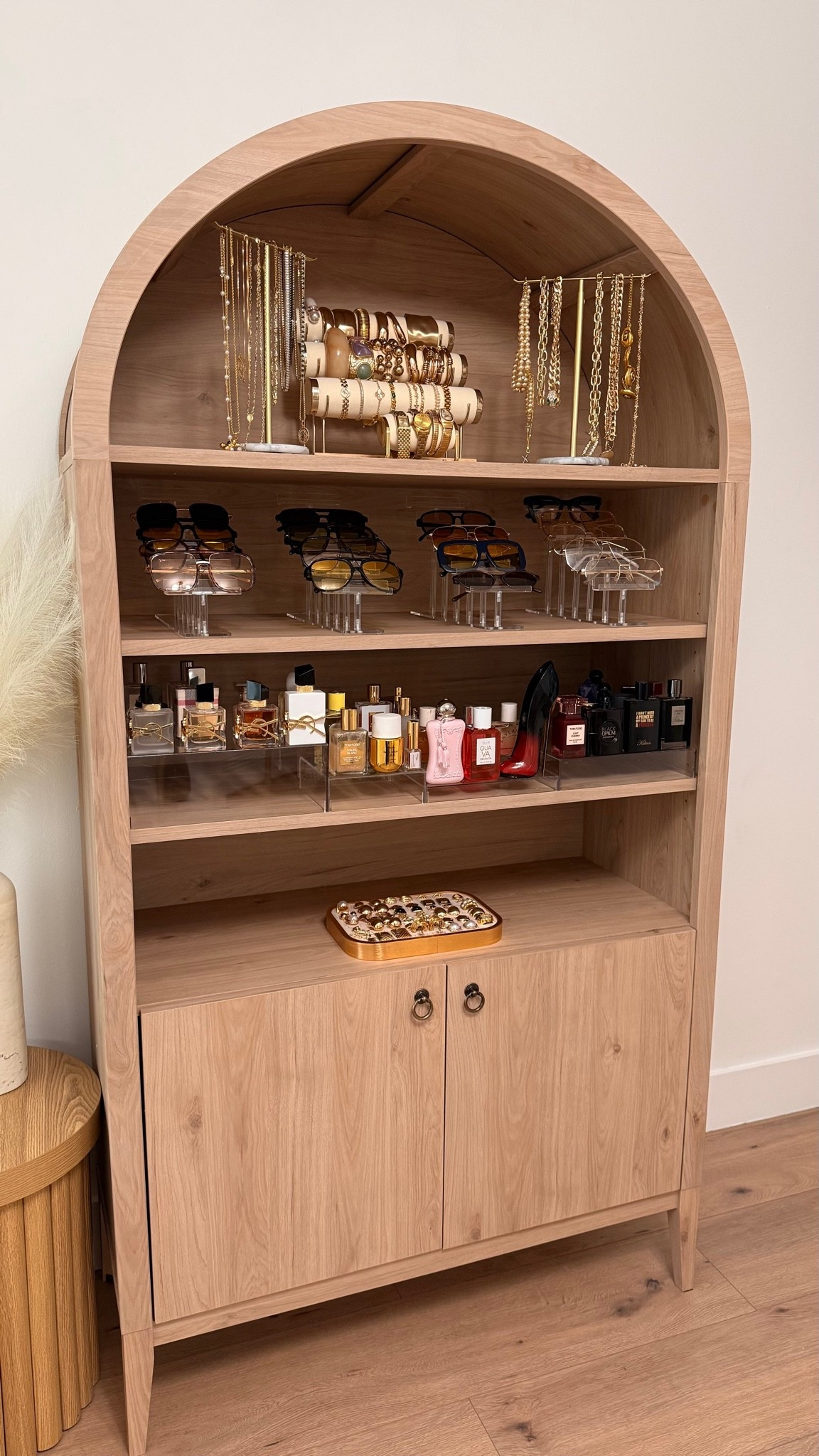 Scroll to shop! ✨ My favorite accessory organizers. Everything is linked below.👇🏾

Desliza para comprar. ✨ Mis organizadores favoritos para accesorios.

📲 Download the free LTK app & follow me @kirasfashionfinds to shop all my daily finds.

#LTKdayinmylife #LTKvlog #LTKHome