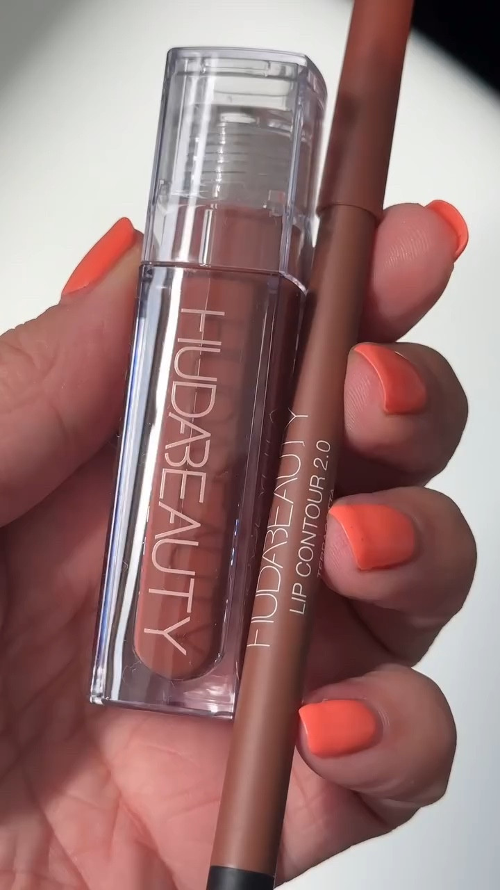 Glossy Nude lips are essential 👄 

@hudabeauty new Viral Faux Lip Filler Glosses are vural for a reason ! 

I really love this combination for the perfect glossy deep nude lips. Its giving I am in my coffee era ☕️

Faux Filler Extra Shine Lip Gloss - Foxy
Lip Contour 2.0 Automatic Lip Pencil - Terracotta 

The liners so long lasting and a really strong colour payoff to. 

Have you tried these yet? Whats your fave? 

.
.
.
.
.
.

PR samples gifted without obligation 

Lipgloss, Lip Product, Lip Pencil, Huda Beauty, Neutral, Beige Aesthetic, New Makeup, Makeup Swatches, Makeup, Viral Makeup, Beauty UGC creator, Beauty Influencer UK 

#hudabeauty #hudafauxfilter #hudabeautyobsessions #nudelip #lipcombo #makeupswatches #newmakeup #viralmakeup #neutralmakeup #makeupmusthaves #makeuplovers #closeupmakeup #huda #macromakeup  #makeupunboxing @tracepublicity