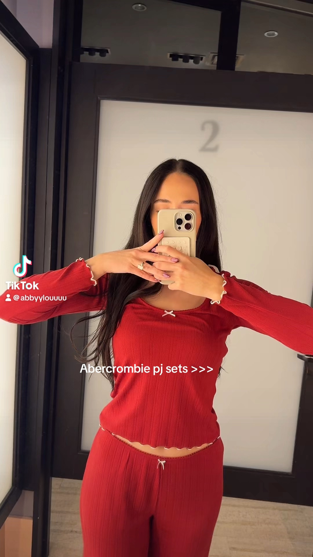 Size small in red top, medium in the black top and medium in the bottoms! ❤️