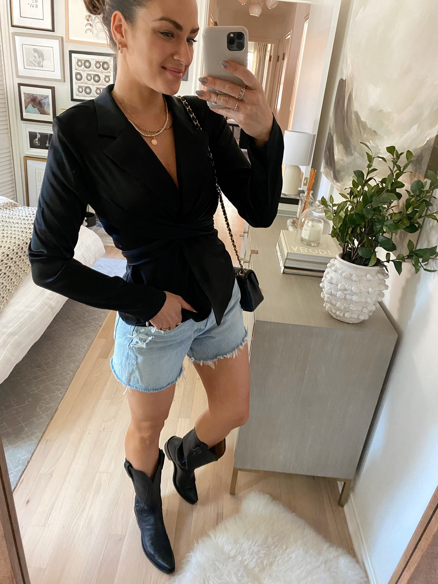 Fall outfit 🖤 wearing a XS in top. Perfect for work, too! Comes in 3 other fall colors & is under $75. Shorts fit TTS // fall outfit, fall fashion, fall trends, fall outfits, fall style