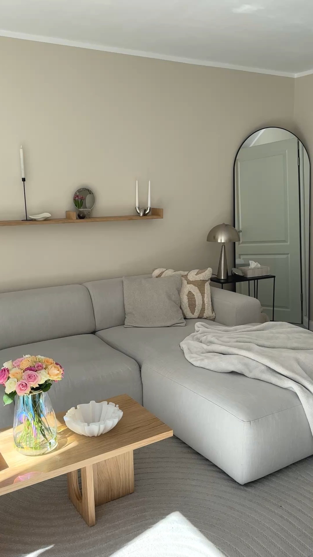 Wohnzimmer Sofa Design Interior minimal Couchtisch Coffeetable Tisch wandregal Vase Deko Westwing hmhome Ikea Tablett 

#LTKeurope #LTKhome #LTKdeutschland