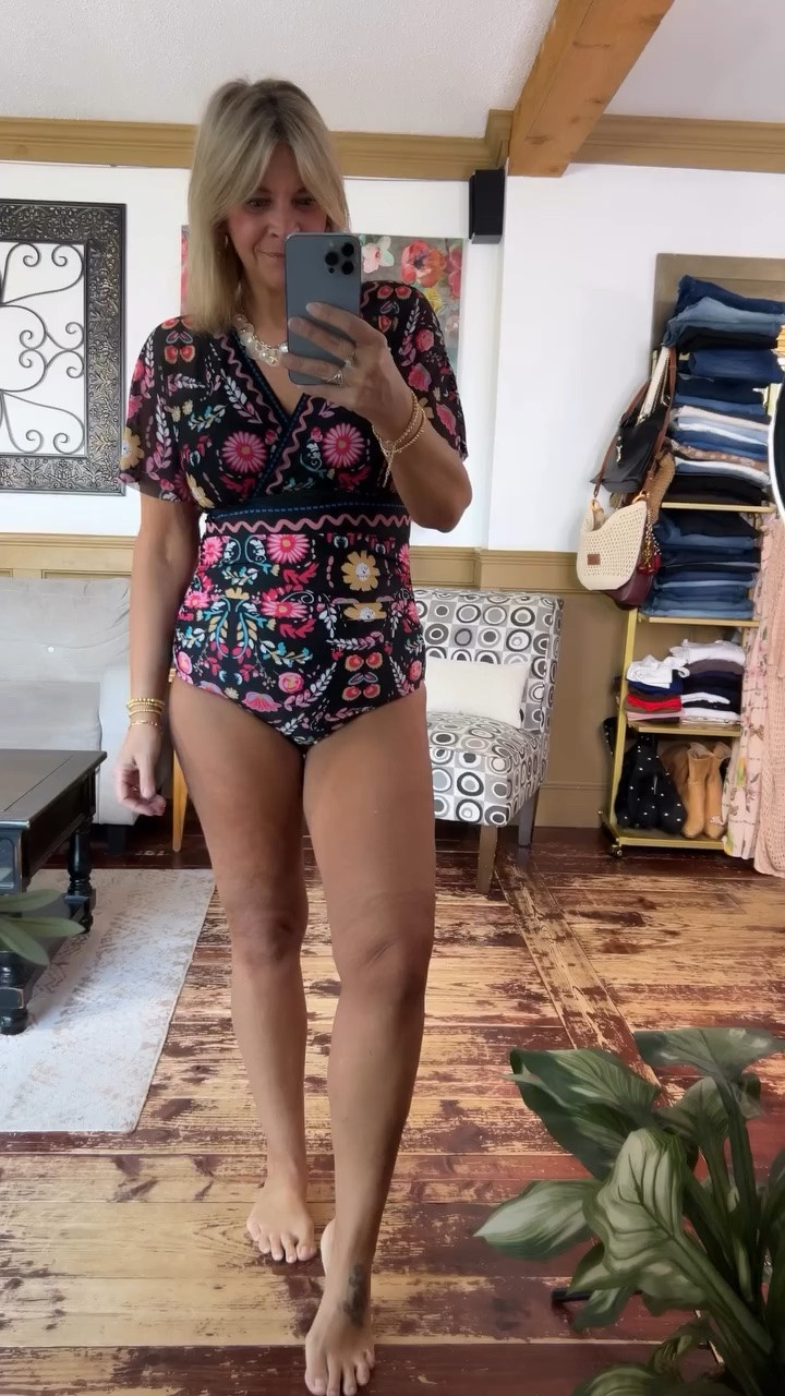 One piece swimsuit with arm coverage - size 12

#LTKSeasonal #LTKSwim #LTKMidsize