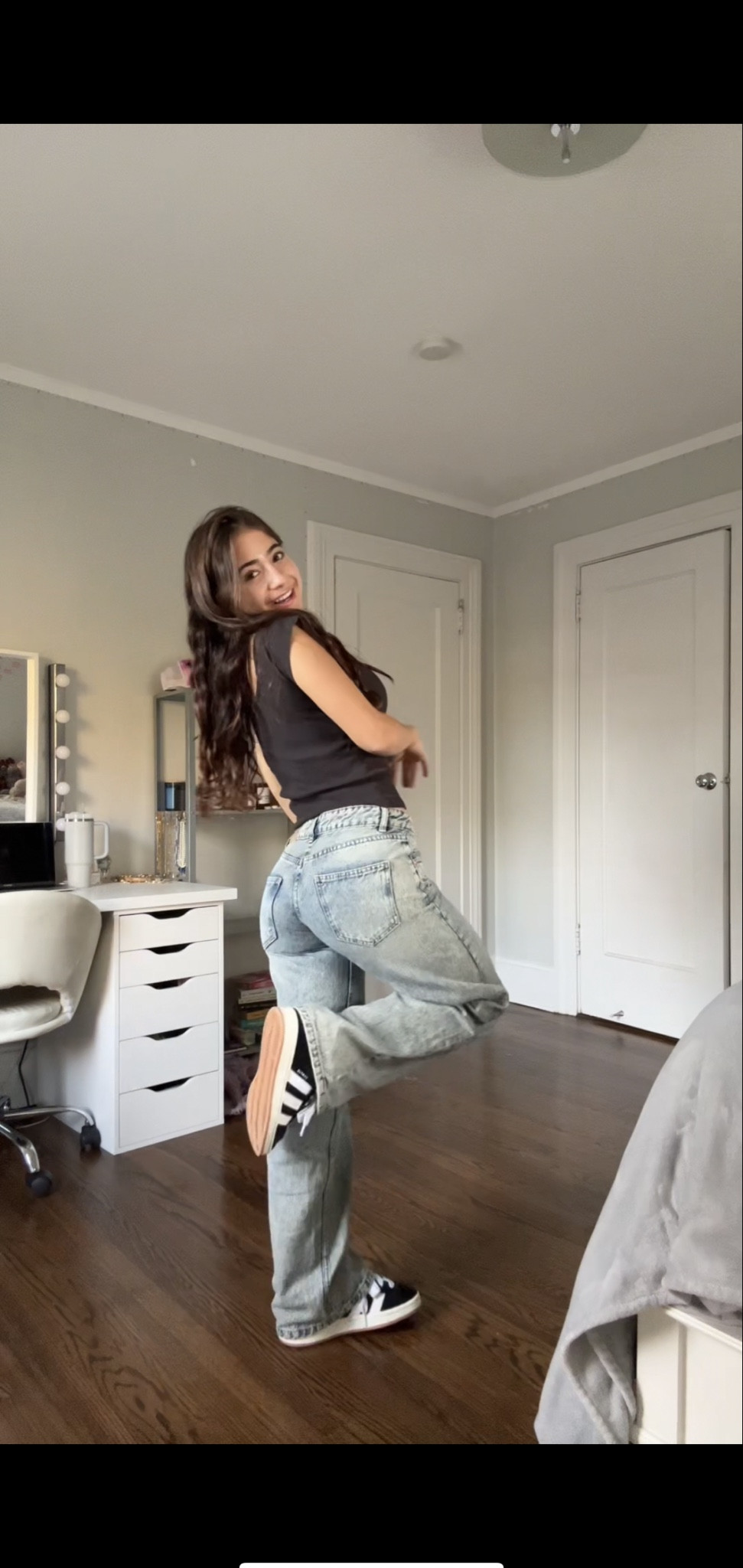 outfit from outfit inspo tiktok
top: one size 
jeans: motel rocks (low rise parallel) (W26 L32) (sandy blue acid)
shoes: 8