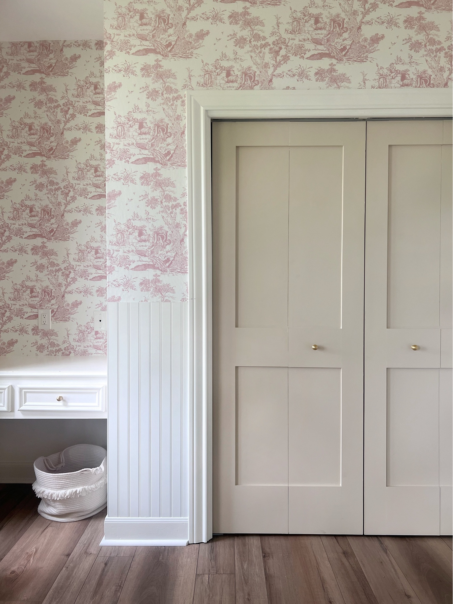 Pink and white wallpaper (peel n stick) 

#LTKSaleAlert #LTKHome #LTKStyleTip