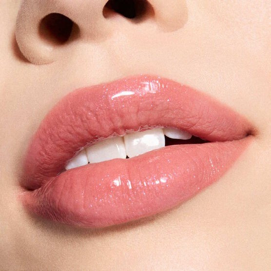 Conheça seus novos melhores amigos para criar um look nude duradouro nos lábios, com brilho e luminosidade. Este duo de produtos para os lábios de edição limitada inclui o nosso icônico batom à prova de beijos e o nosso gloss não pegajoso mais vendido, para proporcionar um look nude de alto brilho. O batom M·A·C Locked Kiss Ink™ na cor Bodacious oferece 24 horas de cobertura total, com uma cor matte rica num tom bege profundo. O gloss Lipglass Air Non-Sticky na cor Frosting hidrata e nutre os lábios durante todo o dia, com um brilho cintilante e vítreo, numa aplicação leve e confortável. 

#LTKbeleza
