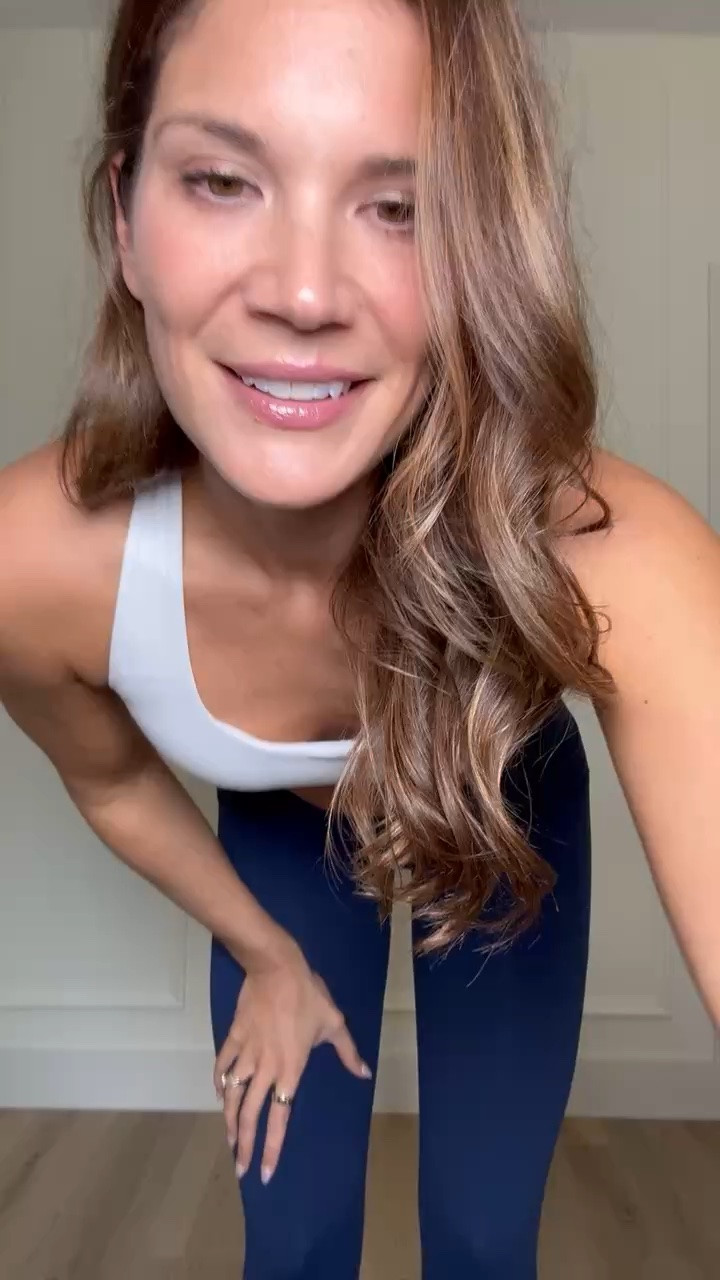 Navy leggings and a white sports bra are such a classic workout combination! I love how fresh and simple this looks, and it's an easy set to throw on for the gym, walks, or layering with a sweatshirt afterward.
Navy leggings, White sports bra, Workout outfit, Tall girl activewear, Tall friendly clothing, Gym outfit, Athleisure style, High waisted leggings, Workout essentials, Fitness outfit, Everyday activewear, StangandCo