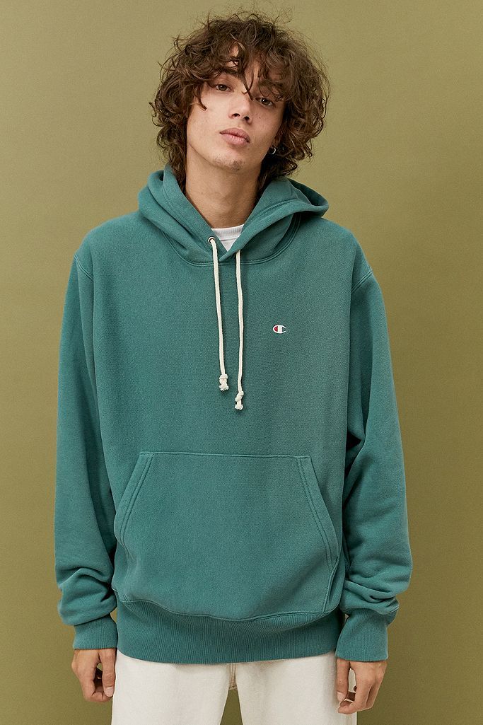 Champion – Hoodie in Grün mit kleinem Logo | Urban Outfitters (EU)