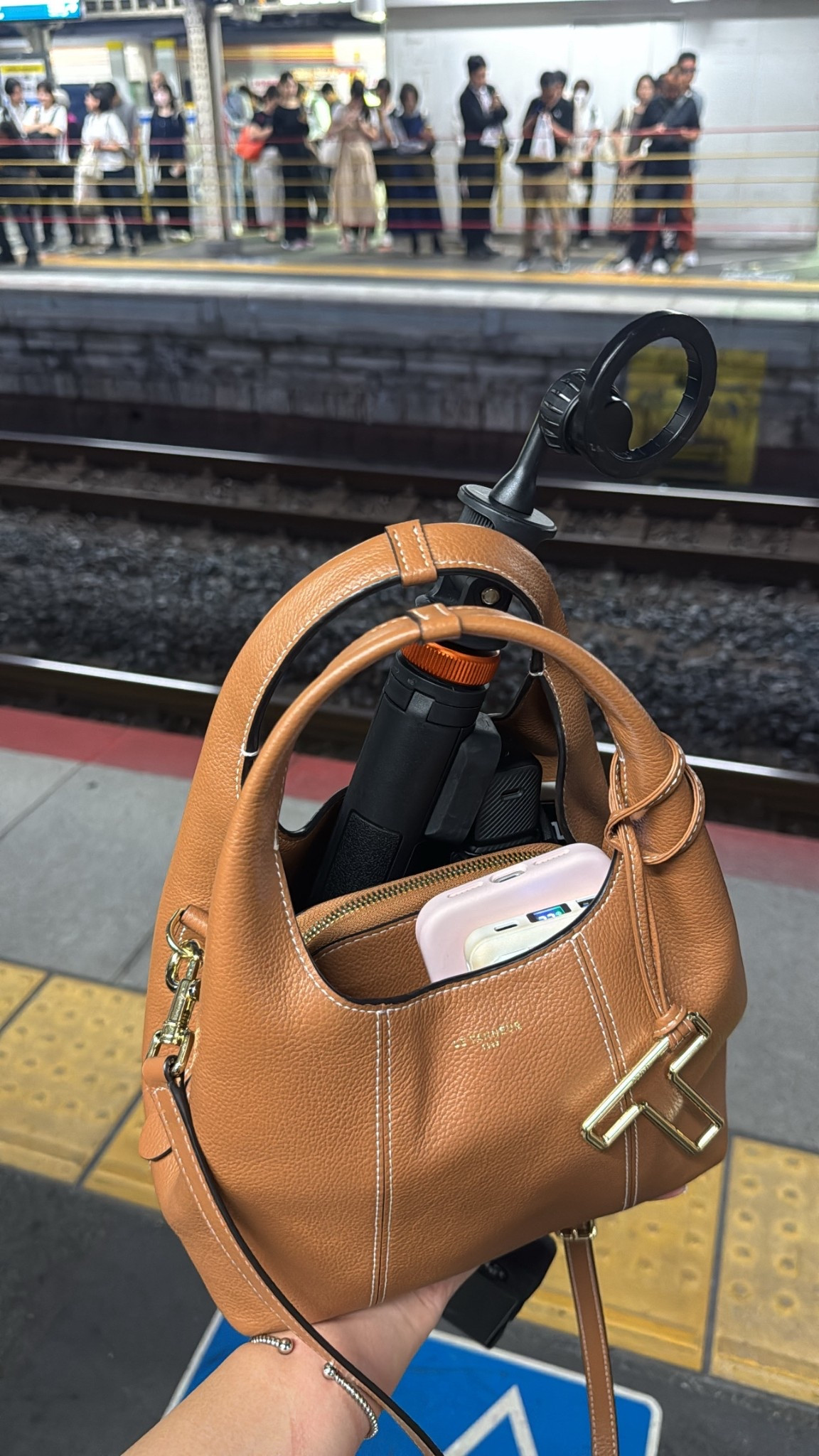 the perfect travel bag! So many compartments 