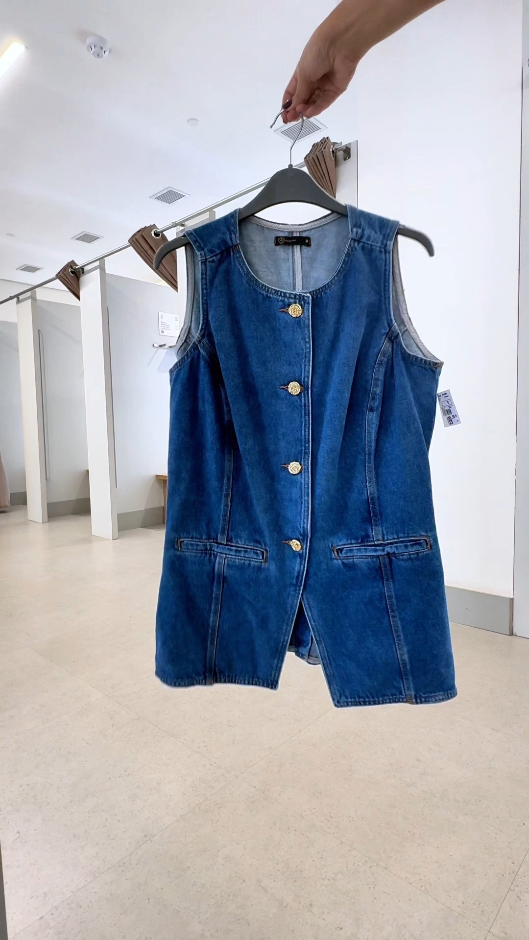 Colete jeans. Usa ou Passa? 💬Se quiser os links é só comenta QUERO que envio para você. 

🏷️ Cupom: LETSLINHARES

#coletejeans #provadorrenner #letslinharesstyle 

🏷️Cupom RENNER LETSLINHARES

 🏷️ cupom RIACHUELO: VITRINE
