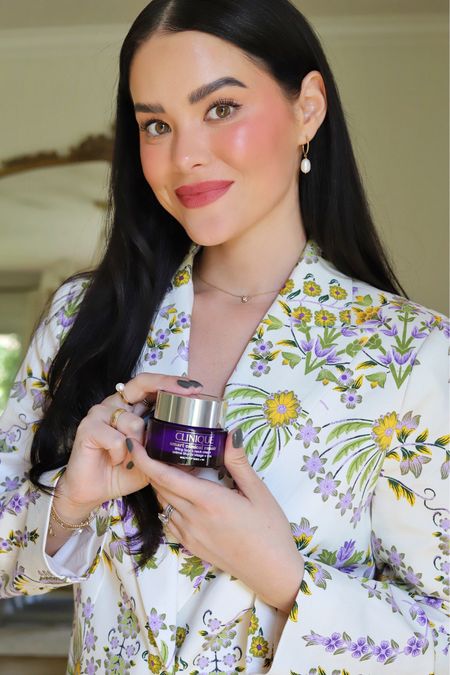 Come with me to @dillards for a skincare consult and to try out @clinique Smart Repair Line — infused with peptides and other clinically proven ingredients to help keep your skin hydrated & healthy while lifting and firming. (Sign me up for alll four, please!) And right now you can boost your beauty routine with a free 7-piece gift with any $37 purchase!
#CliniquePartner #dillards #dillardsbeauty #NewFromTheCliniqueLab #SmartLiftingCream 