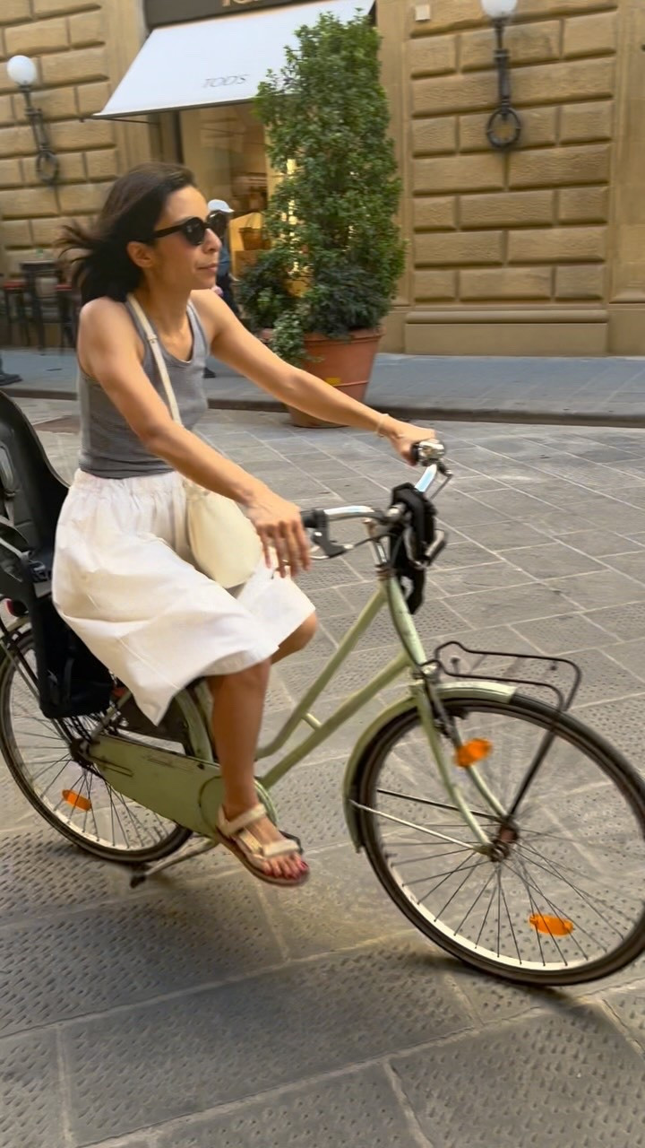 Mamma Mia! 🚲🇮🇹 Florentine moms have mastered the morning commute and school dropoff without sacrificing style, all while navigating bumpy stone streets with quiet confidence and zero fuss.

Tag a mom who makes everyday chaos look this easy! 👇🏼

#italianstreetstyles #italianstreetstyle #italianstyle #bikestyle #mammamia