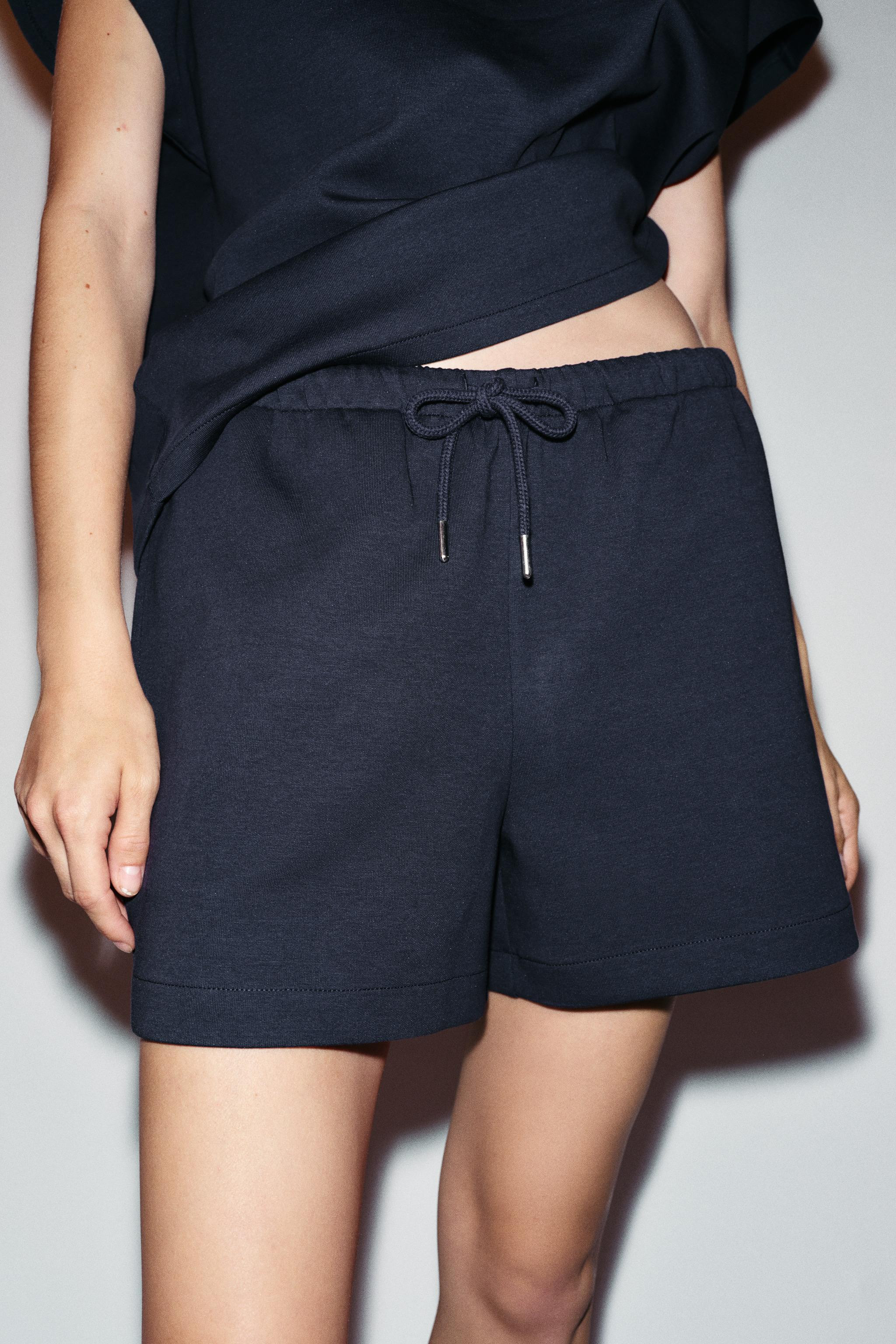 Model height: 176 cmShorts made of flexible, stretchy knit fabric with a compact, soft, and opaqu... | Zara Canada