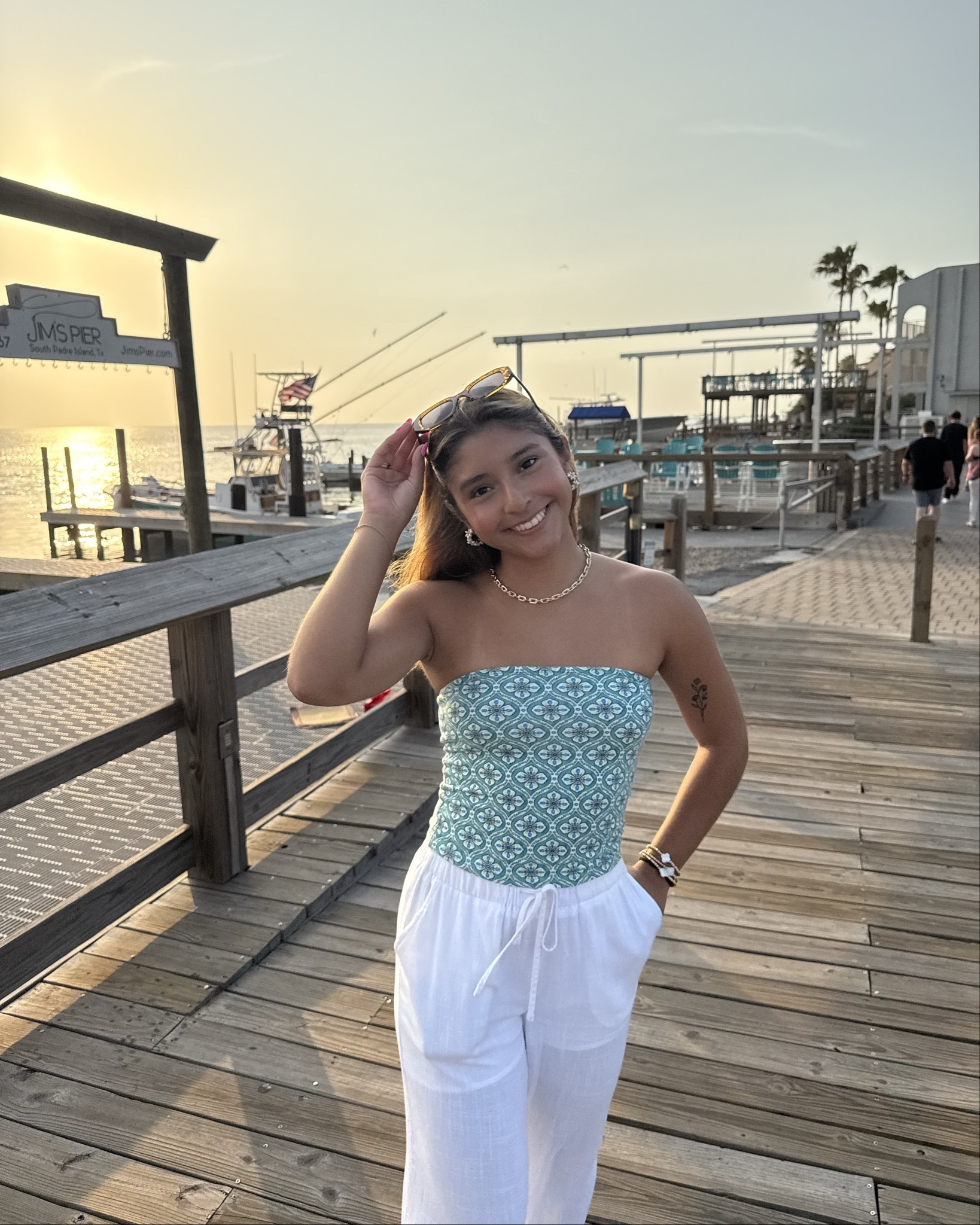 dinner on the bay w/ friends🌊🐚🍹

#LTKSummerEdit #LTKU #LTKSeasonal
