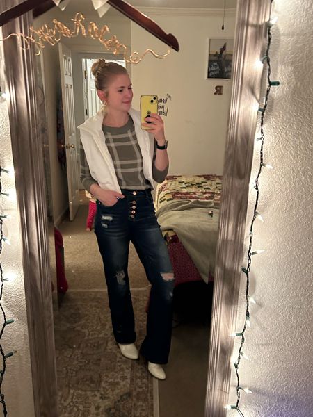 Favorite look these days! 

Love these jeans, a nice flare and the cutest fly button. 
This cropped puffer vest is so cute and the perfect fit. 


#LTKfindsunder50 #LTKparties #LTKSeasonal