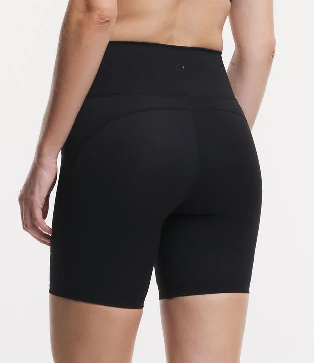 Bermuda Esportiva com Bolsos Laterais e Costura Aparente Preto | Renner (BR)