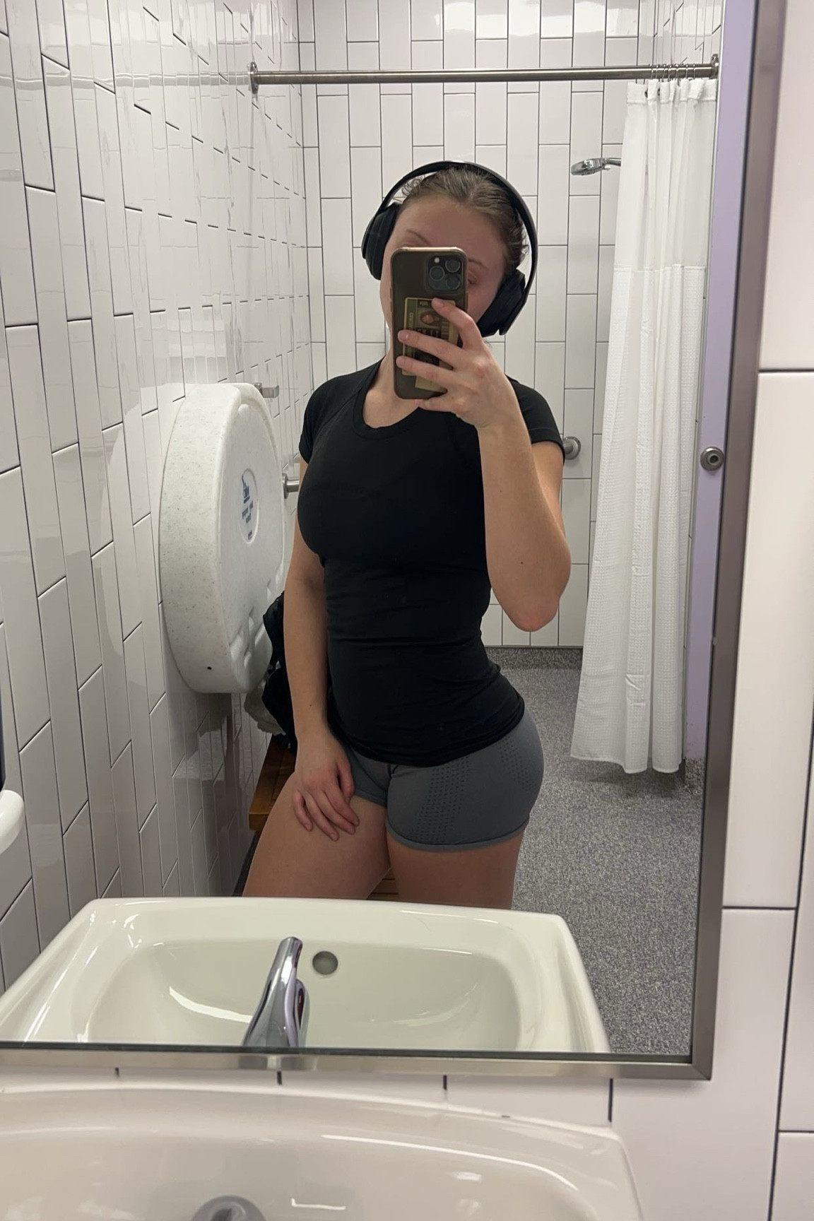 gym fit- the shorts are leggings I cut

#LTKfindsunder50 #LTKfindsunder100 #LTKfitness