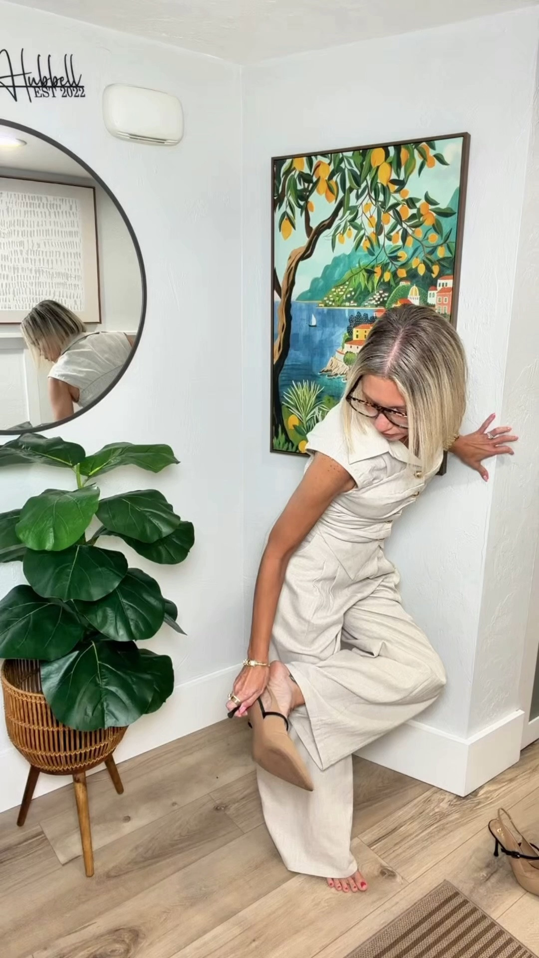 This set from Commense is pure perfection. The juxtaposition between the fitted vest and wide leg pants adds such a chic touch. I’m wearing a small.

Use code: leeannstyled_12 for 12% off!