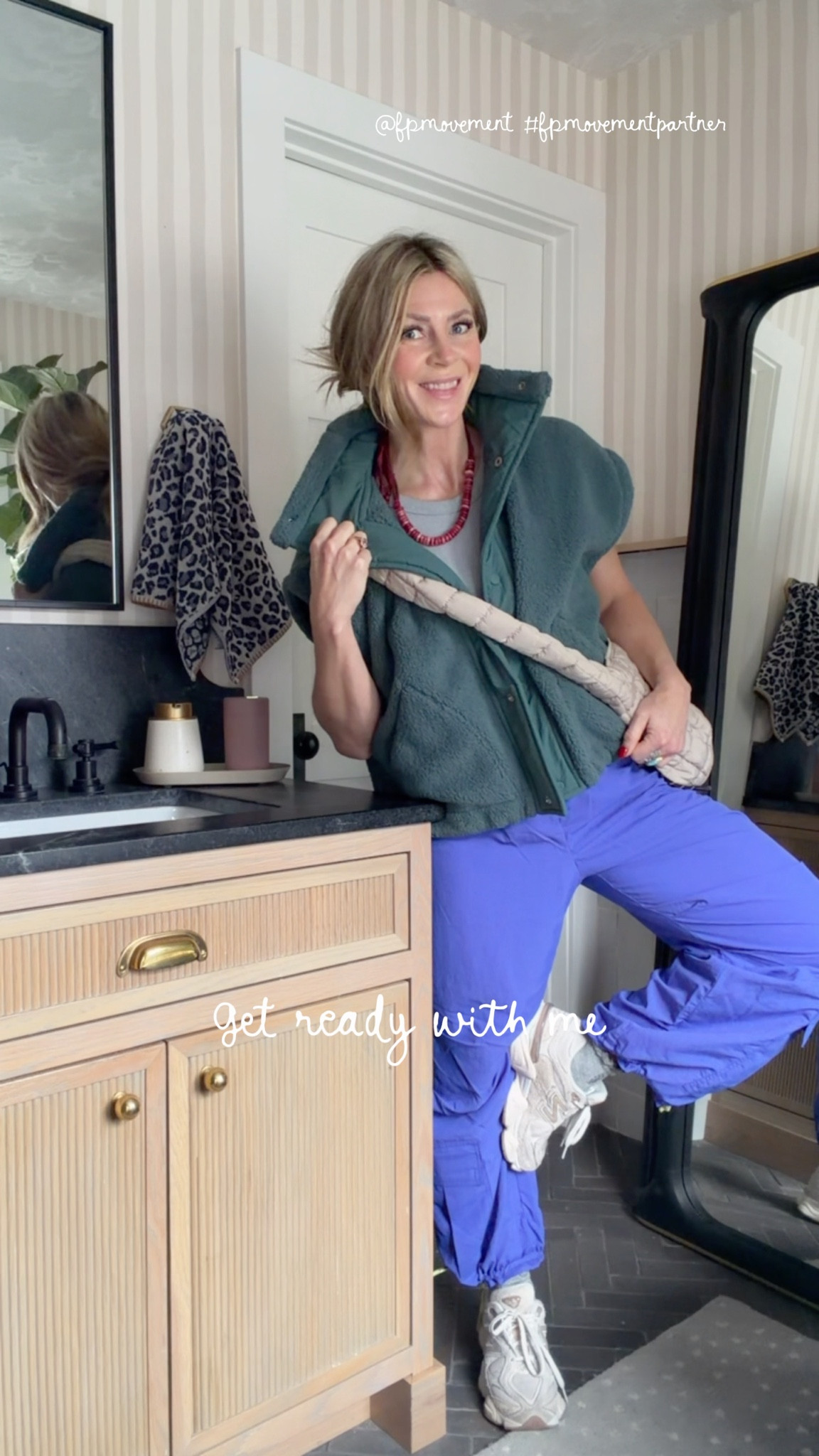 •pants in reg size small
•vest in reg size small
•tank in m/l 
•shoes true to size 

@fpmovement #fpmovementpartner