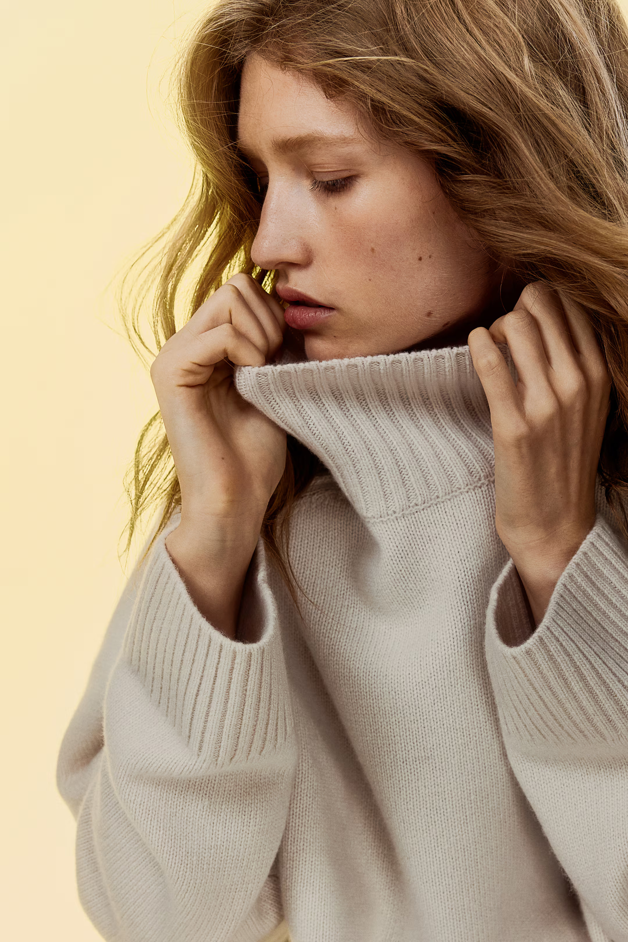Cashmere-blend turtleneck jumper | H&M (UK, MY, IN, SG, PH, TW, HK)