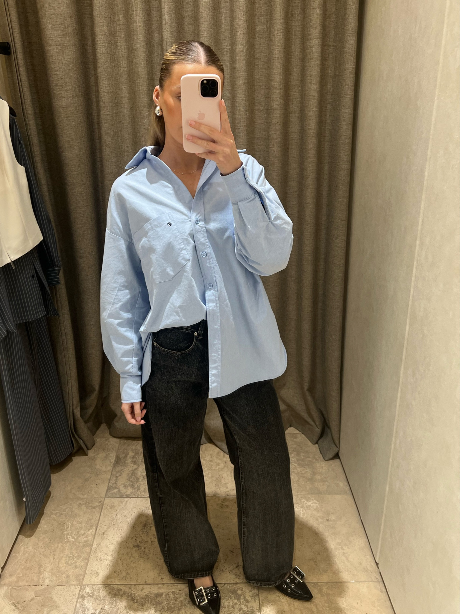 the colour of this shirt 🤌🏻 the most perfect baby blue 🩵 such a versatile piece that can be worn in many ways ! Wearing a size 4 for reference x

#LTKwinter #LTKaustralia #LTKworkwear