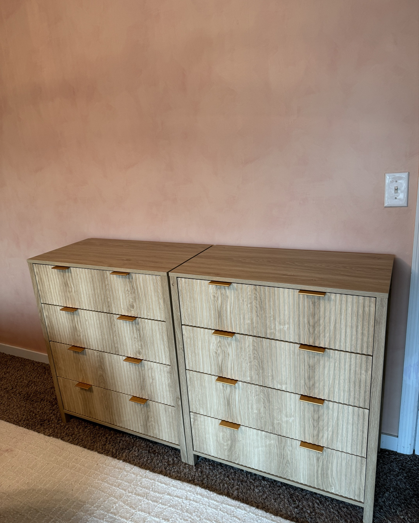 Fluted natural colored 4 drawer chest and nightstands set of 2🧡 added gold legs to the nightstands for a more chic look. So good for extra storage! Comes in black, natural, and walnut #home #drawers #storage 