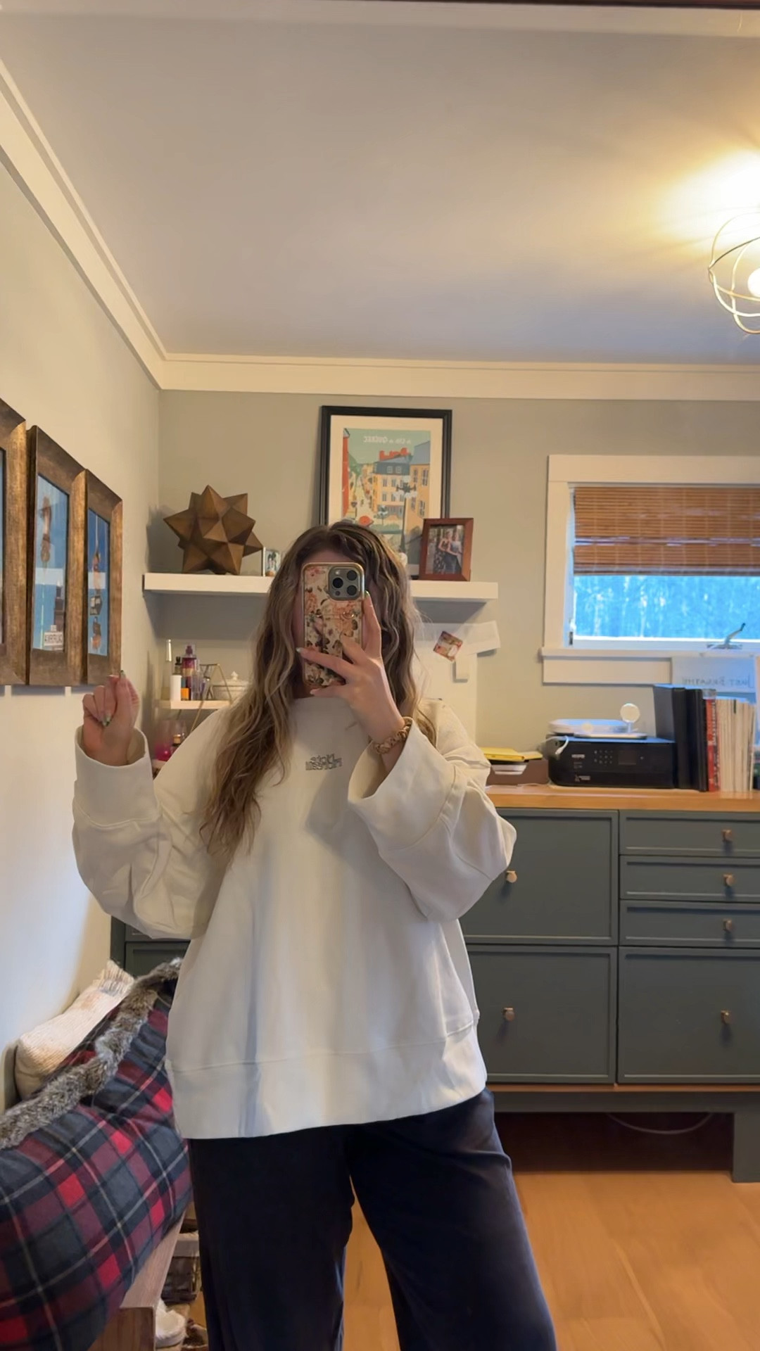 my favorite oversized sweatshirts with no tight band around the waist. wearing an xl 

 #LTKstorytime #LTKMidsize #LTKTravel