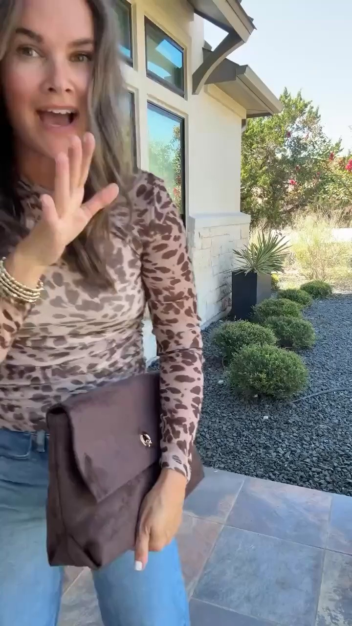 A little leopard for girls’ night out! 👏 This Old Navy top with wide leg jeans is such a fun way to do fall.
Old Navy fashion, leopard print top, girls night outfit, wide leg jeans, fall going out outfit, animal print top, denim outfit, fall fashion, date night outfit, casual fall style, Old Navy finds, JulieFranks