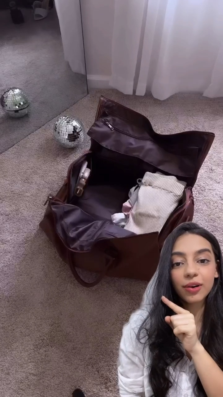 Está procurando uma bolsa de viagem que caiba tudo que você precisa e sem precisar despachar? 

Encontrei ela para você 😉
Ela cabe roupas, sapatos e  acessorios. E o melhor de tudo é que você não precisa se preocupar com despachamento na hora da viagem. 
Uma maravilha, né? 😍 


#LTKVideo #LTKbrasil