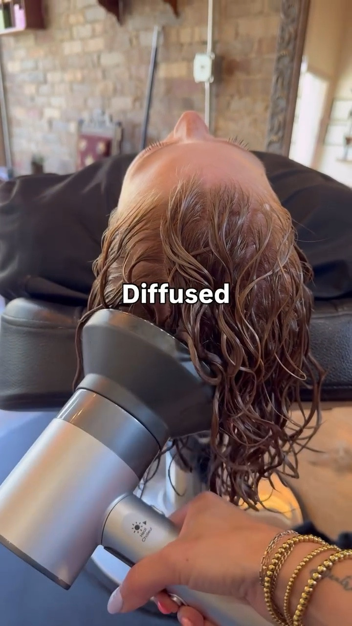 I’m such a sucker for a good before and after, but I would lie if I didn’t say the cut and wash weren’t some of my favorite moments of a curly hair styling session!

These are the main moments that define whether someone’s curly hair will turn out correctly. 

If you take the weight off and give your hair some love, of course they’ll look amazing! 

But (and I’ll forever scream this from the rooftops) the products you use while washing and styling matter SO 👏 MUCH 👏

So if you want my favorite curly hair products, comment “LOCKS” and I’ll DM you a link!
.
.
.
#curlyhairroutine
#curlrefreshingday
#curlyhairspecialist
#curlyhairtips
#curlspecialist