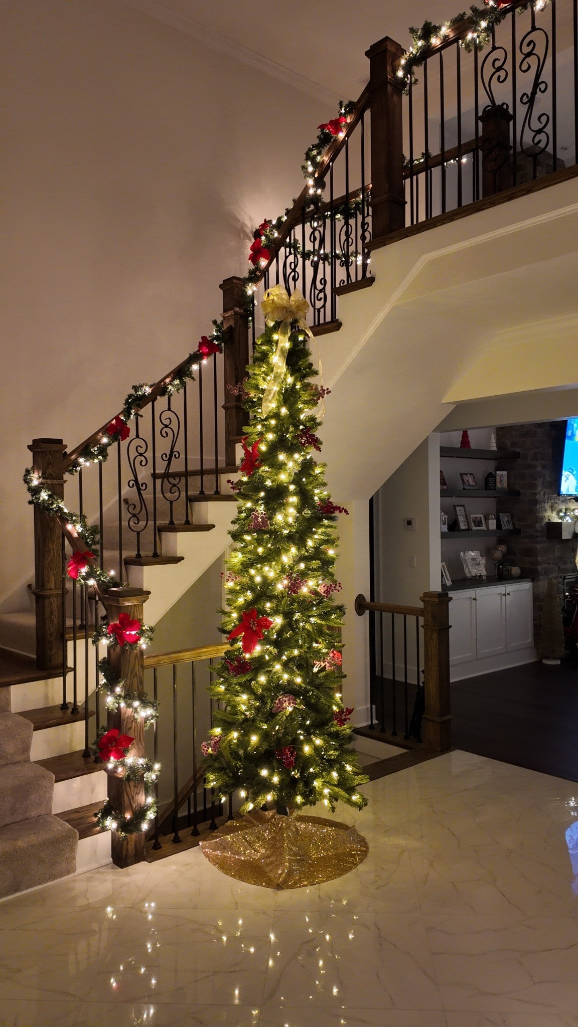 Love my foyer pencil tree! 🎄❤️

#LTKHome #LTKHoliday