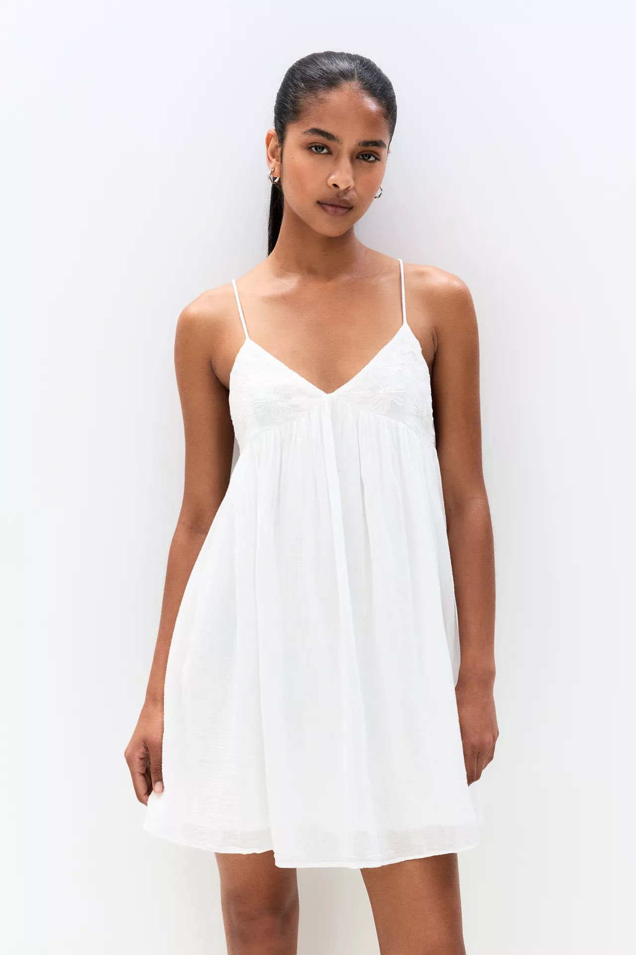 Kurzes, weiβes Kleid mit Stickereien | PULL and BEAR DE