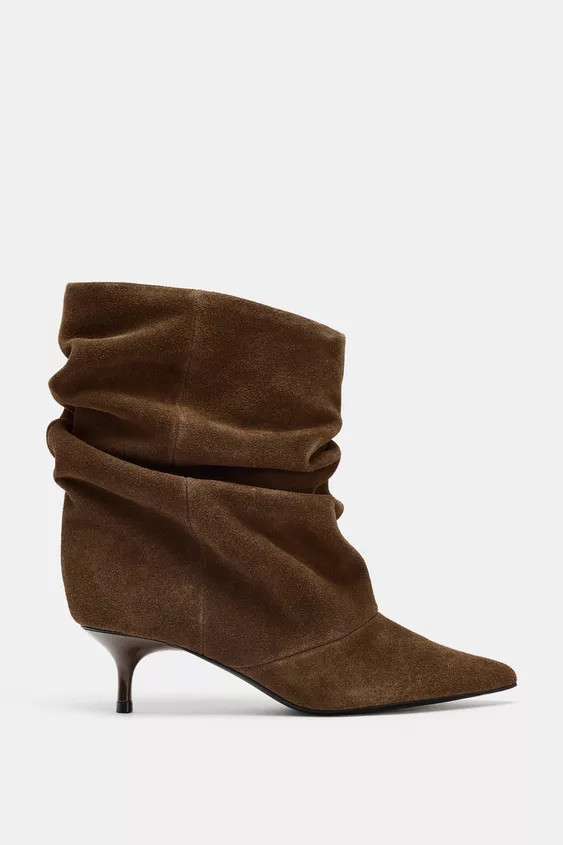 Split suede ankle boots. Features a ruched shaft detail. Mid kitten heel. Easy pull-on style. Poi... | Zara UK