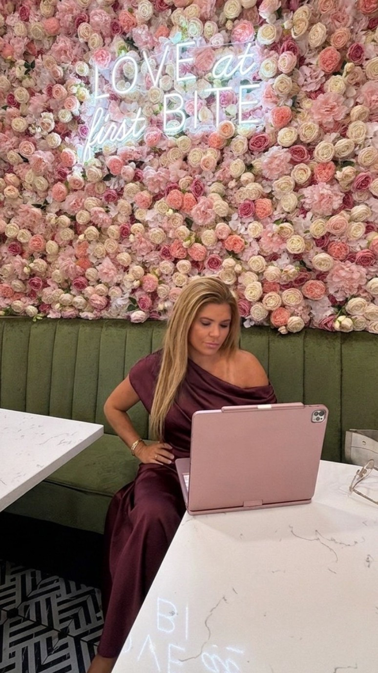 When your husband invites you to dinner but the deadline says otherwise… you blend both. 💻🌹 
Dressed and ready for our date, sneaking in work at this dreamy café before he gets here.

💗
