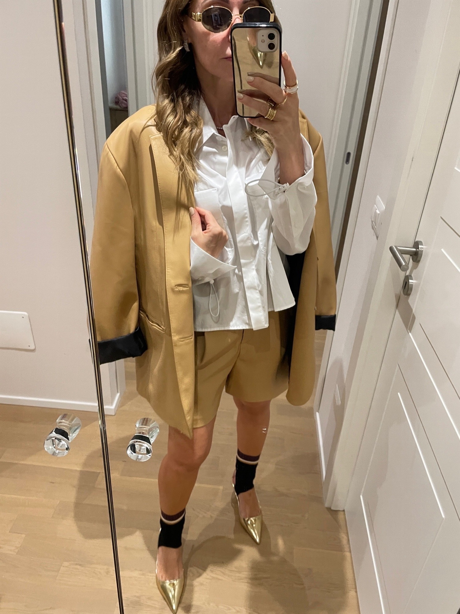 Look completo beige - Milano Fashion Week

outfit inspiration, The Frankie shop, camel blazer, occhiali Celine, camicia Fendi, Prada slingback, Mango, bermuda camel, Italia. 

#LTKSeasonal #LTKeurope #LTKstyletip