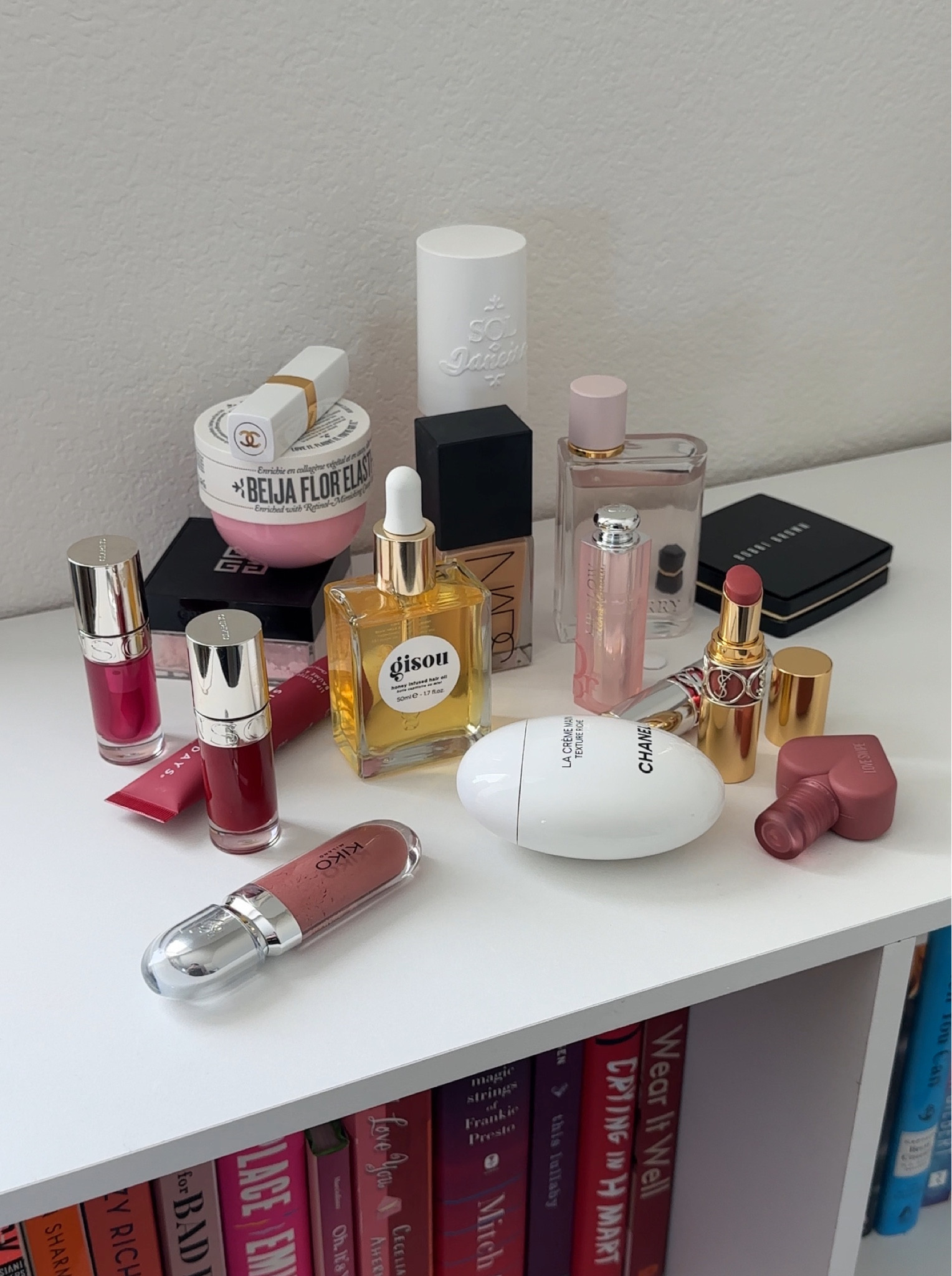 Beauty Holiday Gift Guide 2023 🖤✨

Holiday gift ideas, beauty gifts, gift ideas, holiday shopping, beauty favorites, makeup gifts, fragrance gifts, haircare gifts, stocking stuffers, luxury beauty


#LTKHoliday #LTKbeauty #LTKGiftGuide