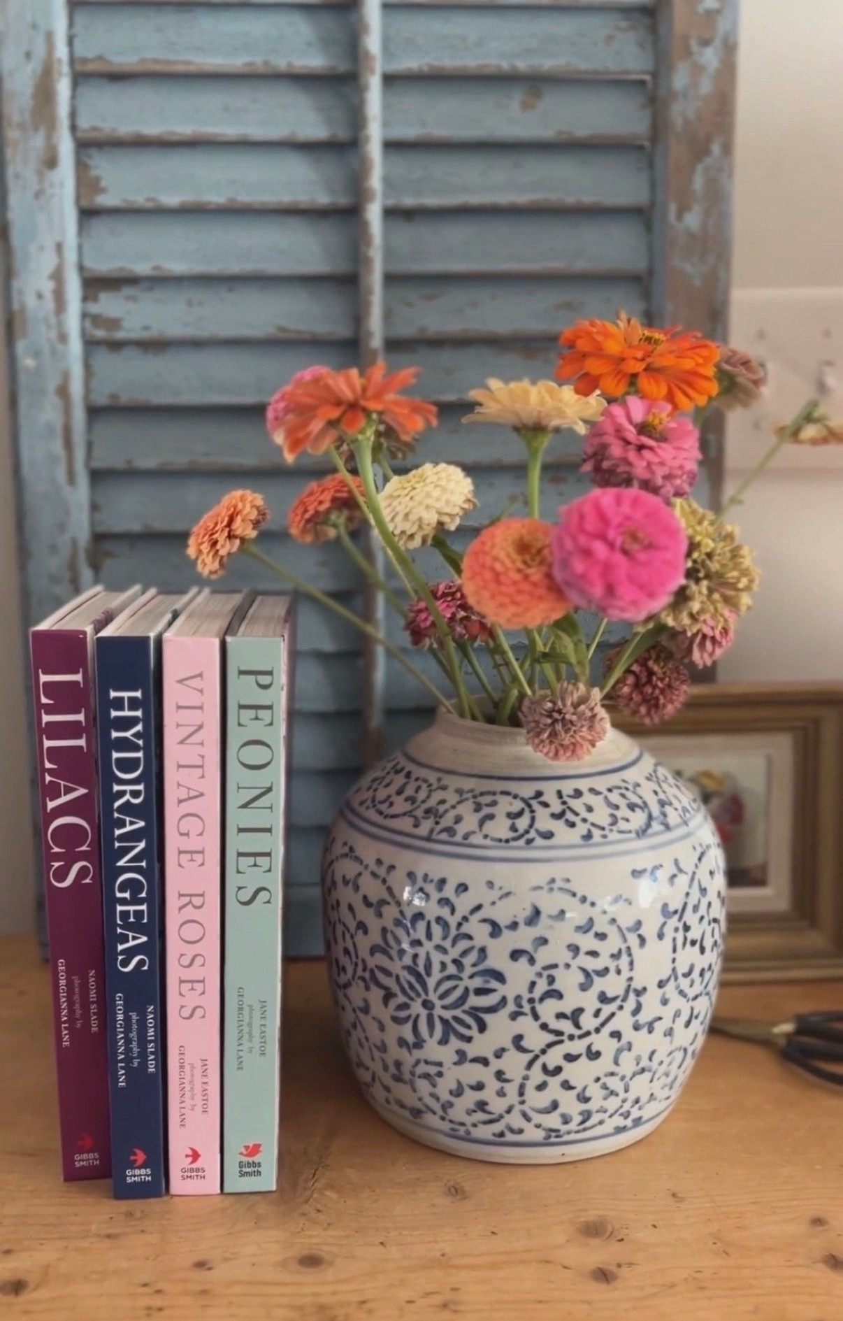 Always pulled toward a good flower book, especially when it’s just as pretty as the blooms sitting on my table. The kind of simple inspiration I never get tired of 🌺


#LTKStyleTip #LTKSaleAlert #LTKSeasonal