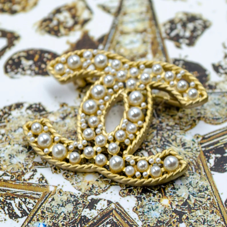 Gold Toned Metal Designer Brooch With Pearls | Etsy France | Etsy (FR)