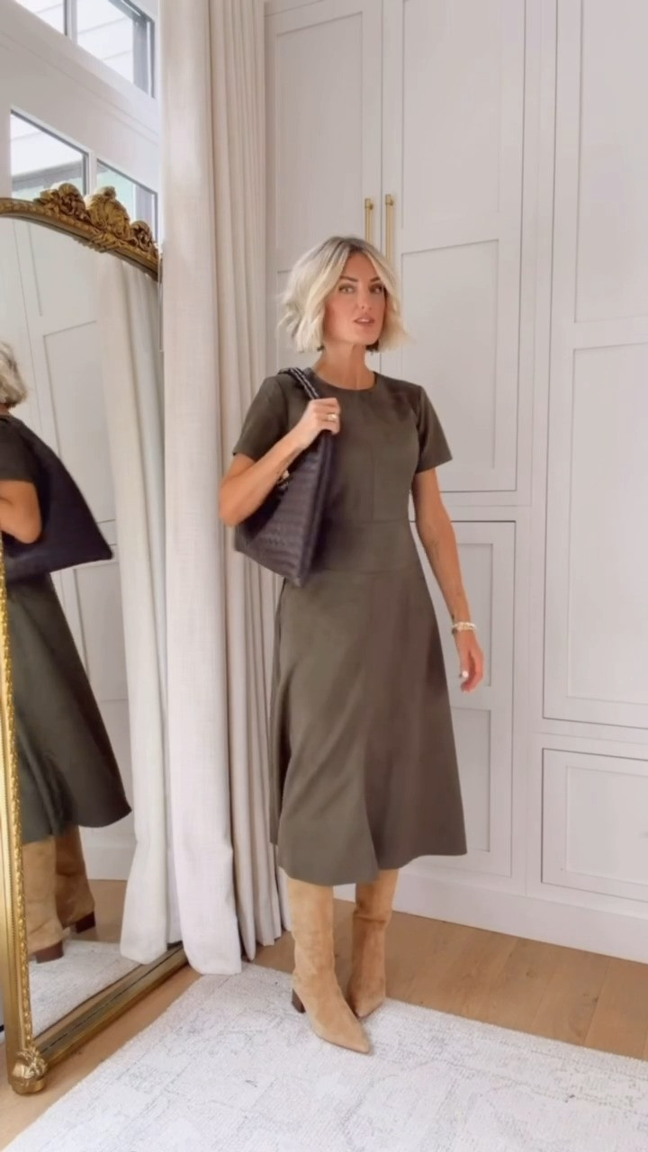This faux suede green dress is so flattering! I love the way the seams are! Such a pretty fall dress! Wearing size 00! 

Loverly Grey, fall outfit, fall workwear, Ann Taylor, fall dress, faux suede dress

 

 #LTKootd #LTKSeasonal #LTKWorkwear