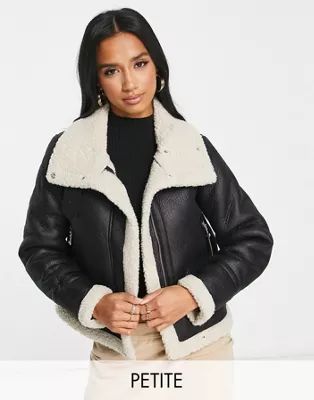 New Look Petite – Kurzer Pilotenmantel in Schwarz mit farblich abgesetztem Teddystoff-Besatz  |... | ASOS (Global)