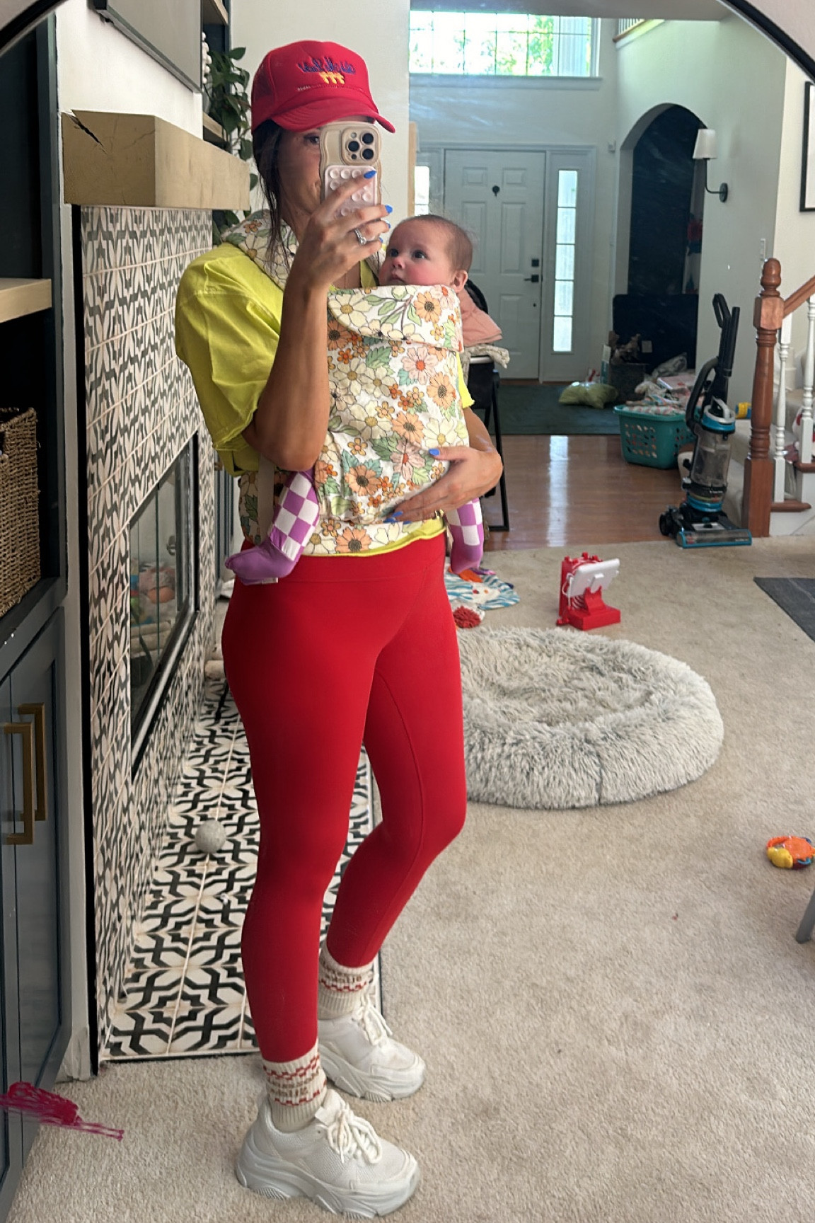 💜❤️carrier walks + girl talks ✨🌈💞

I’m 5’7” and usually a medium-large. 

Shirt- med 
Leggings- med 