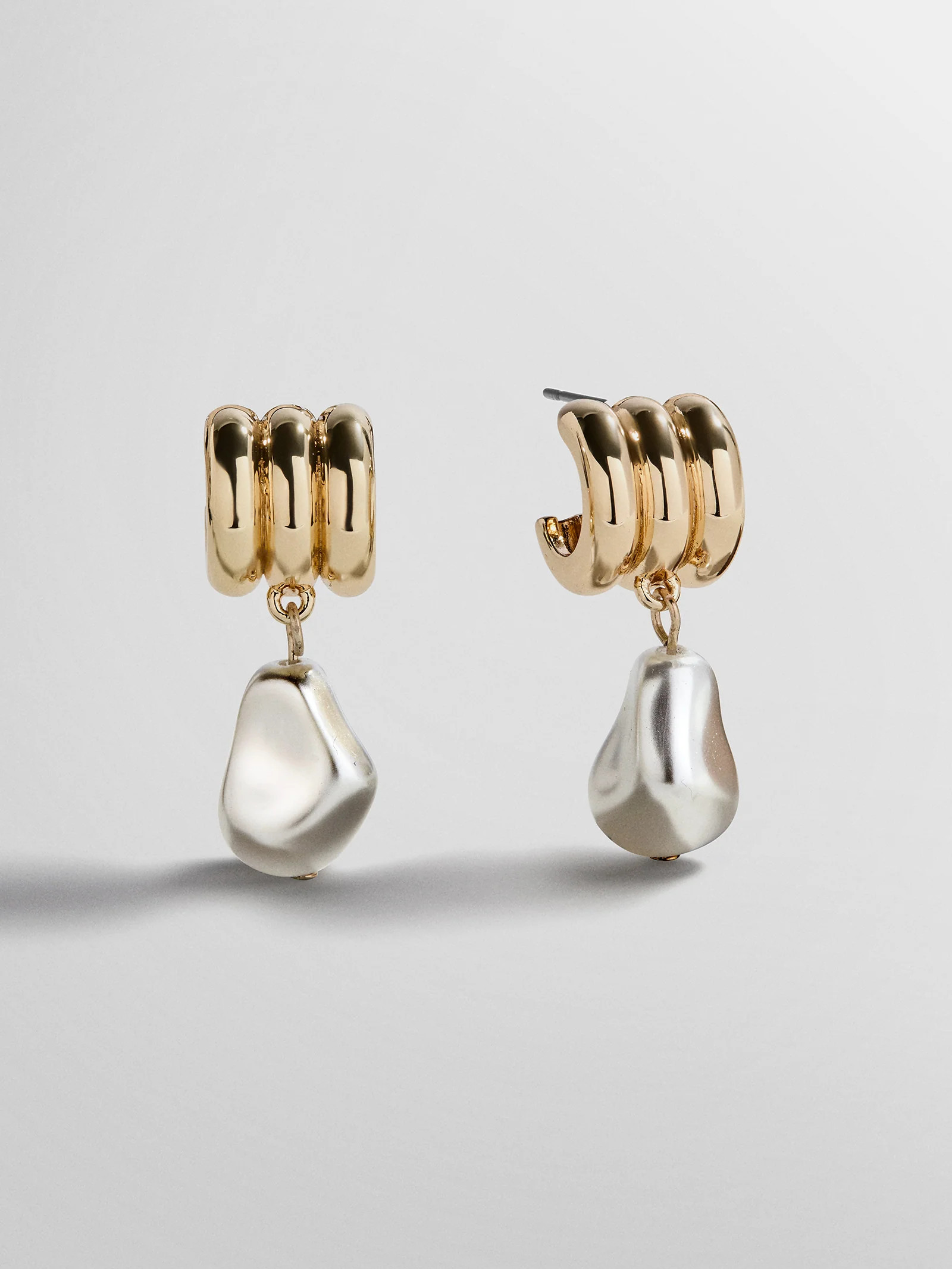 Teagan Ribbed Pearl Earrings - Gold/Pearl | BaubleBar
