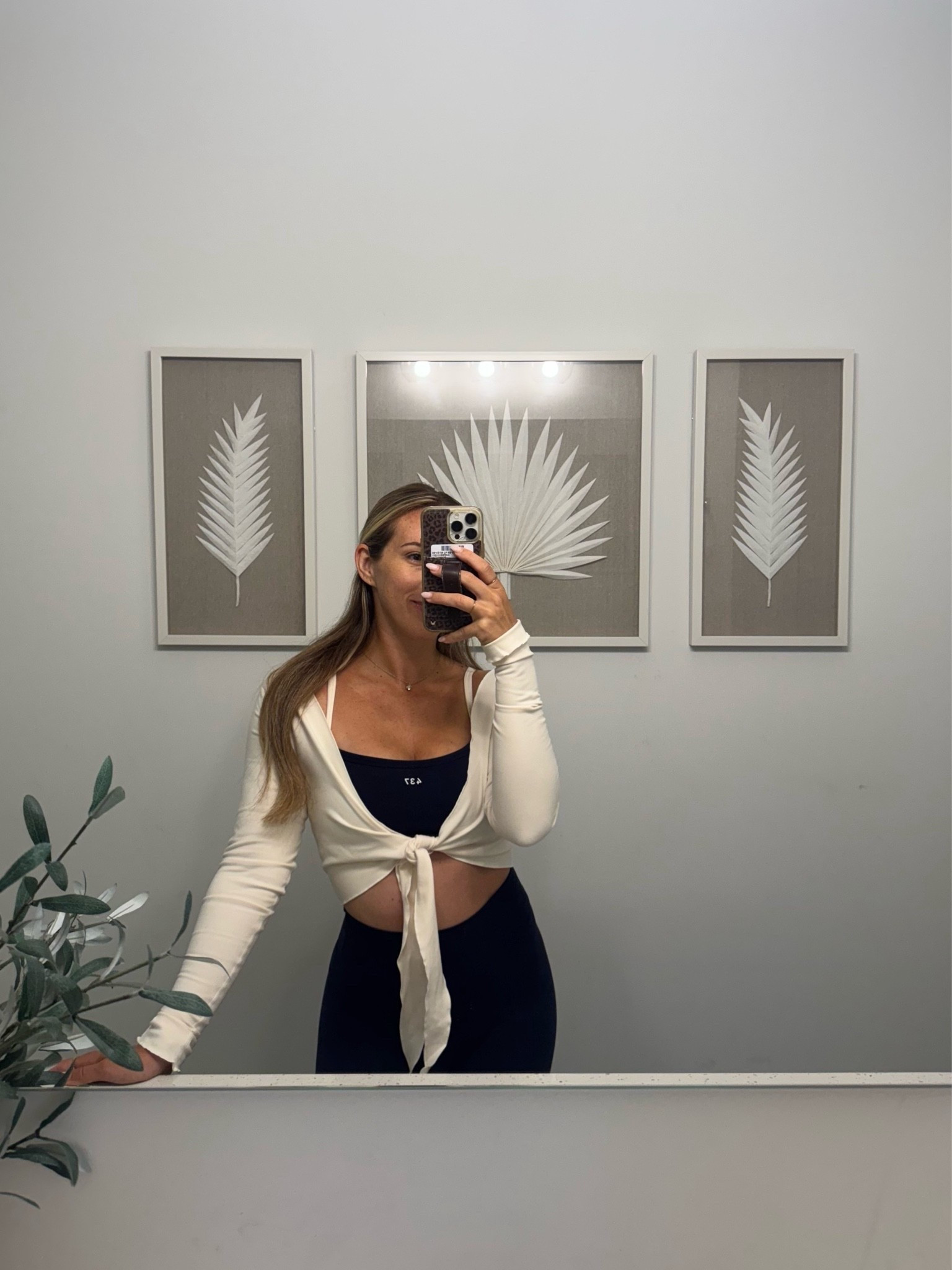 New set from 437! Wearing size small leggings, small wrap, and medium top. Quality is fantastic and nothing budged during my workout. Possibly a new favorite?!