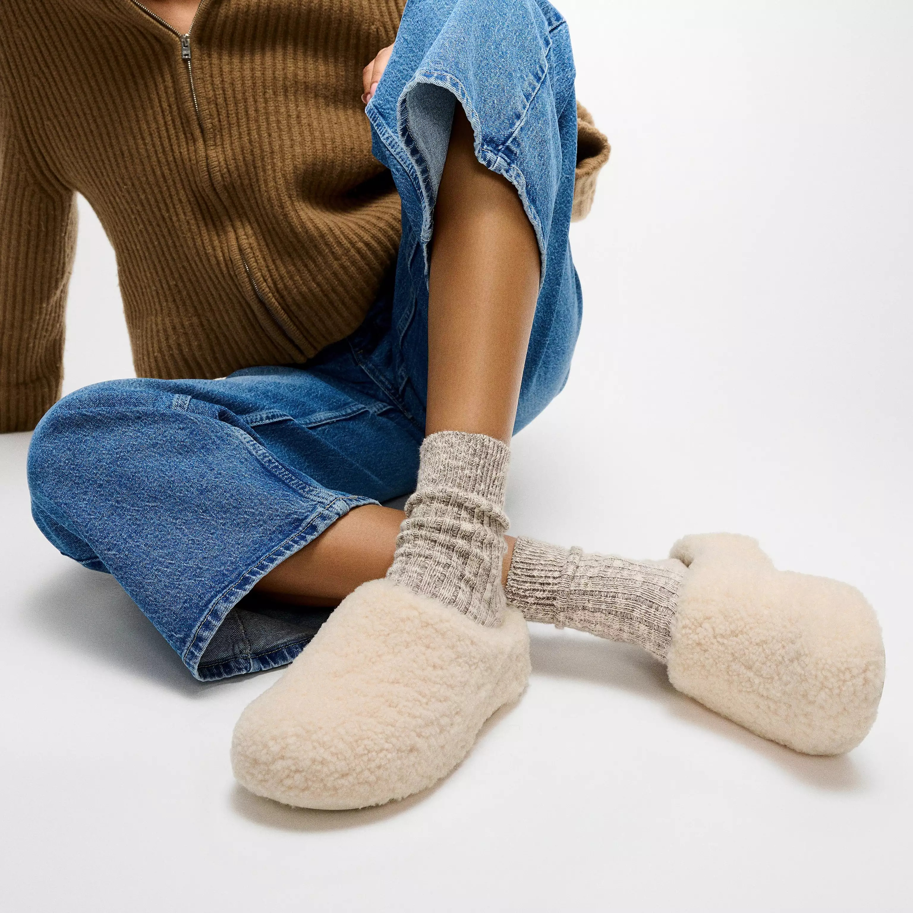 SHUV Curly-Shearling Clogs | FitFlop (UK)